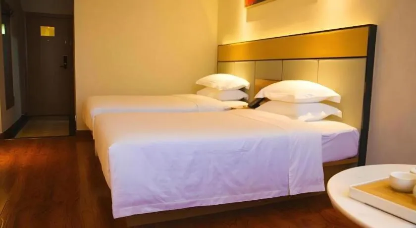 Bed in GreenTree Inn Geermu Walking Street Business Hotel