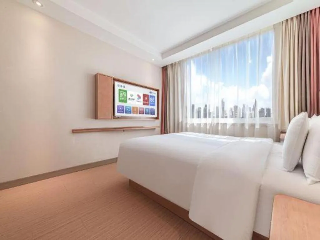 Bed in GreenTree Inn Geermu Walking Street Business Hotel