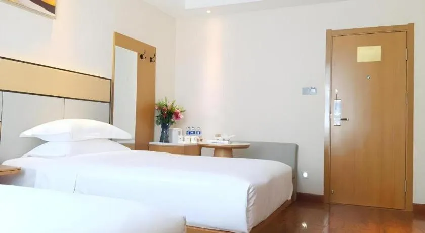 Bed in GreenTree Inn Geermu Walking Street Business Hotel