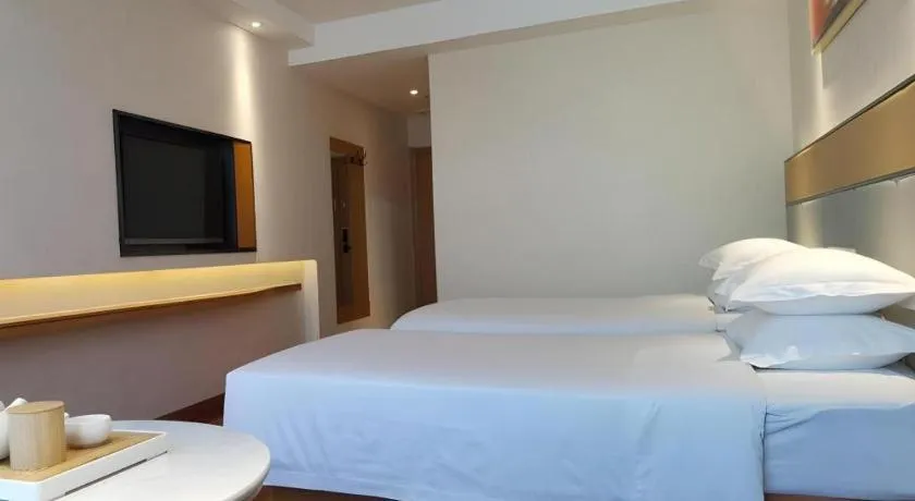 Bed in GreenTree Inn Geermu Walking Street Business Hotel