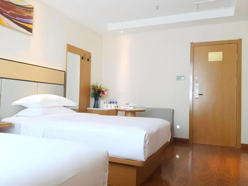 Bed in GreenTree Inn Geermu Walking Street Business Hotel