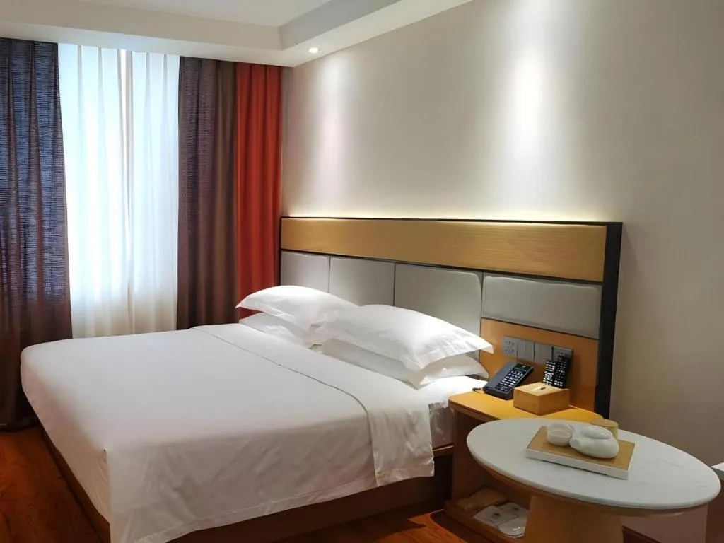 Bed in GreenTree Inn Geermu Walking Street Business Hotel