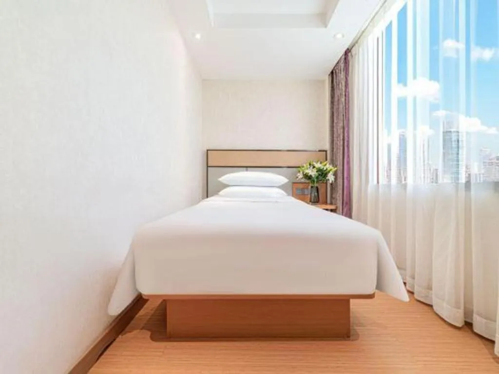 Bed in GreenTree Inn Geermu Walking Street Business Hotel