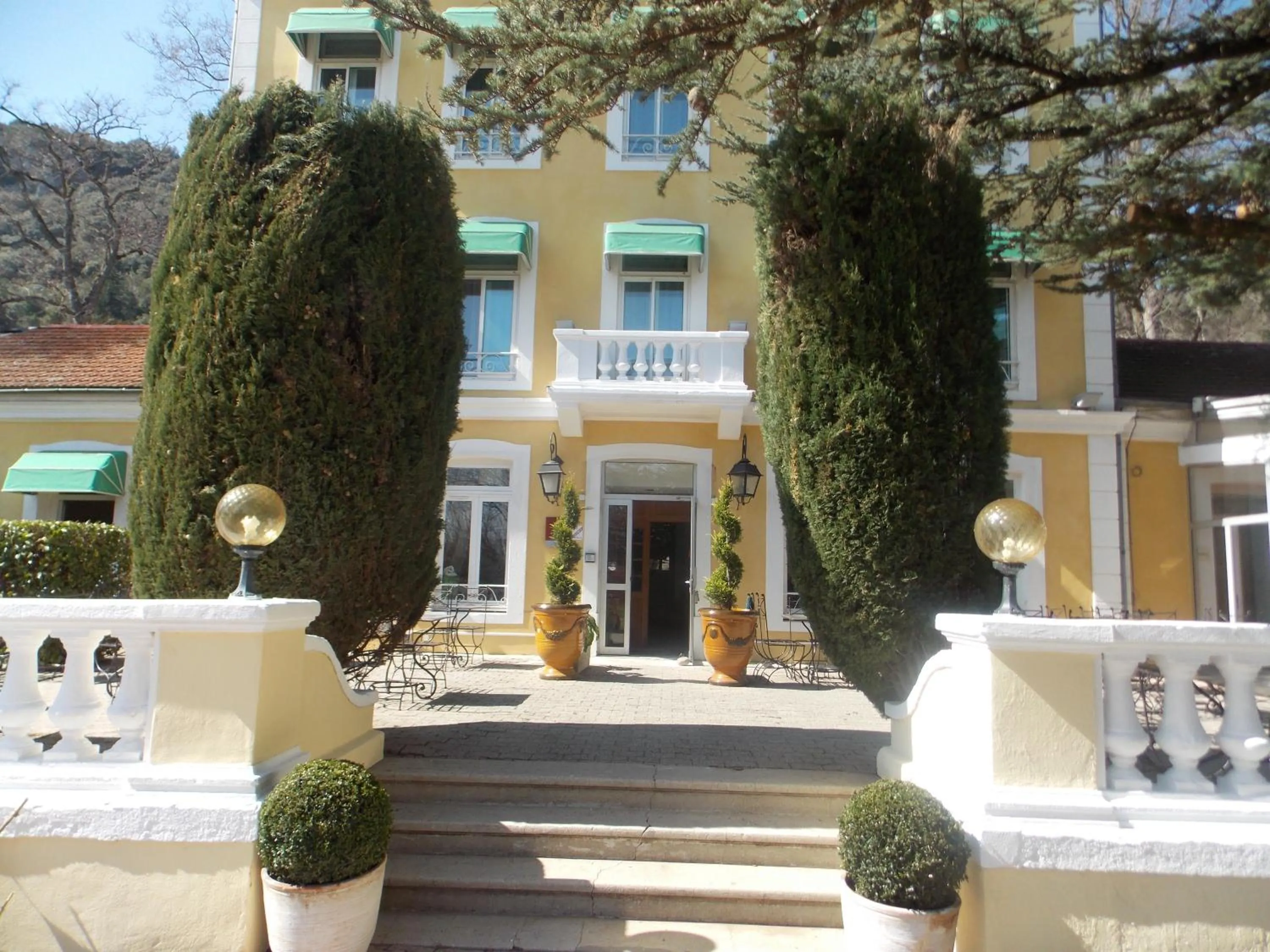 Facade/entrance in Le Cèdre de Soyons