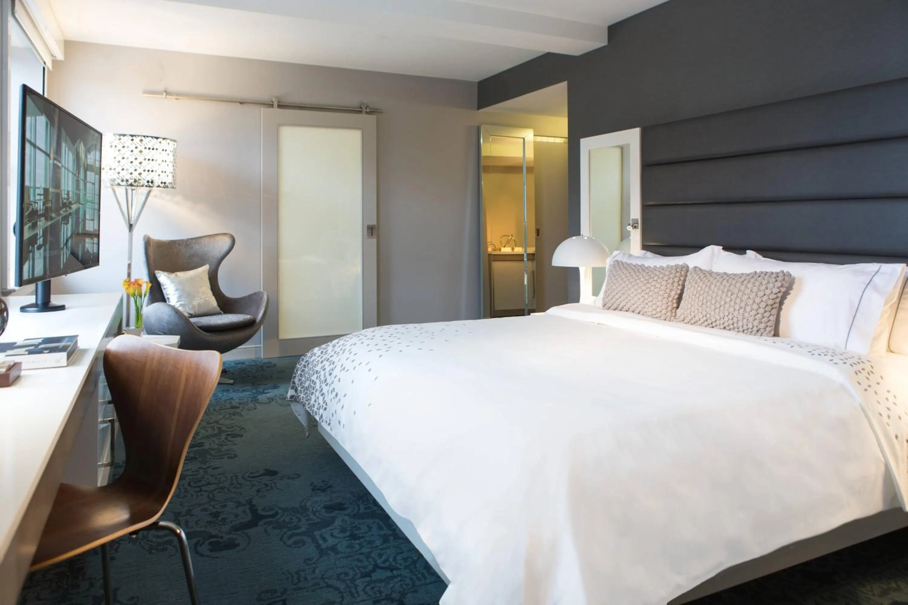 Photo of the whole room, Bed in Renaissance Albany Hotel