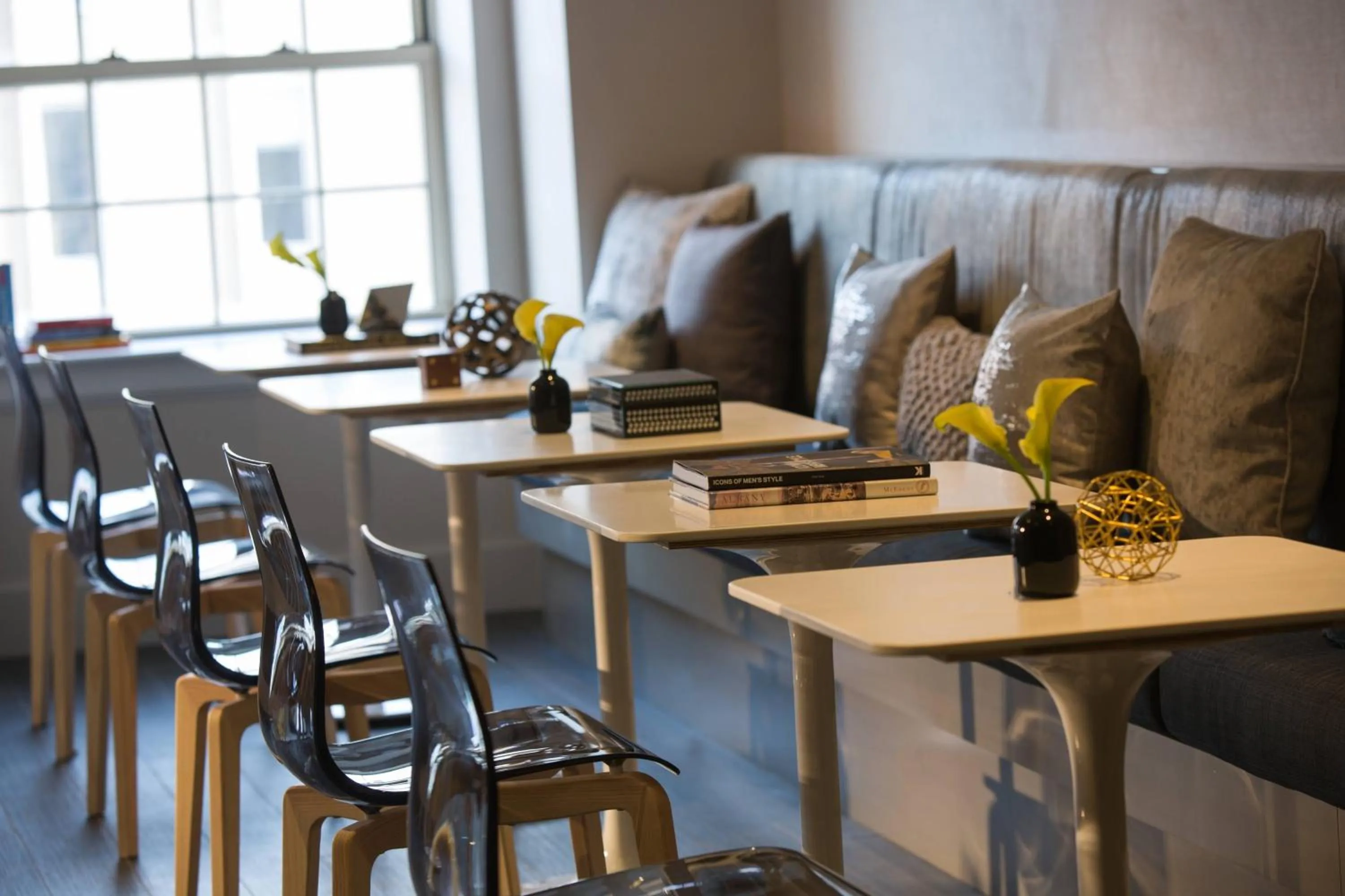 Lounge or bar in Renaissance Albany Hotel