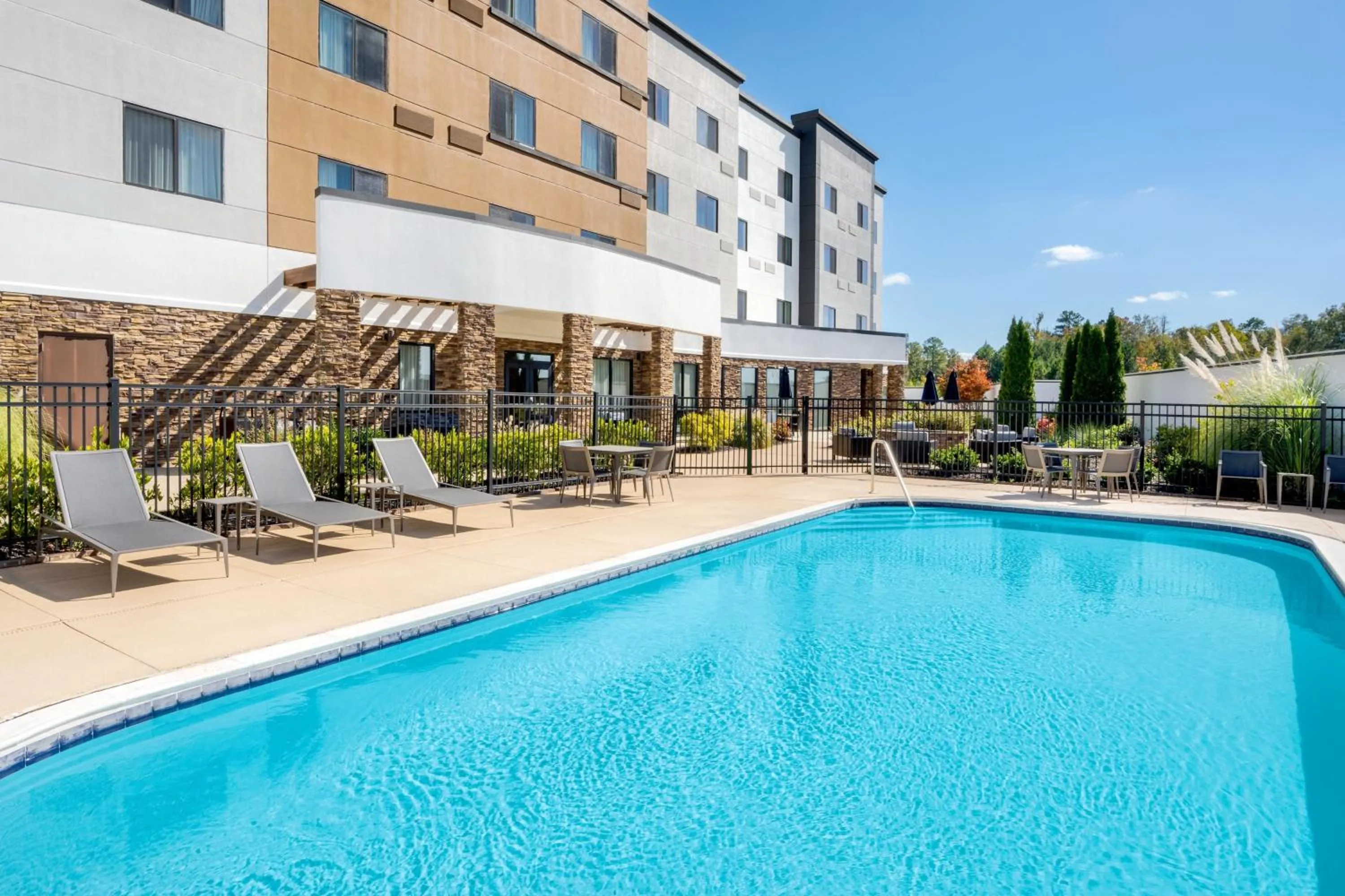 Swimming pool in Courtyard by Marriott Auburn