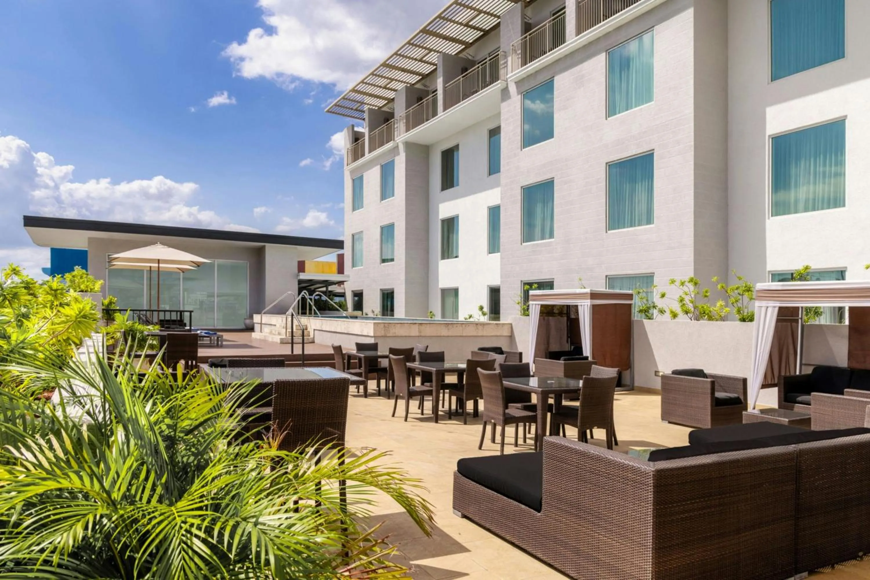 Swimming pool in Courtyard by Marriott Kingston, Jamaica