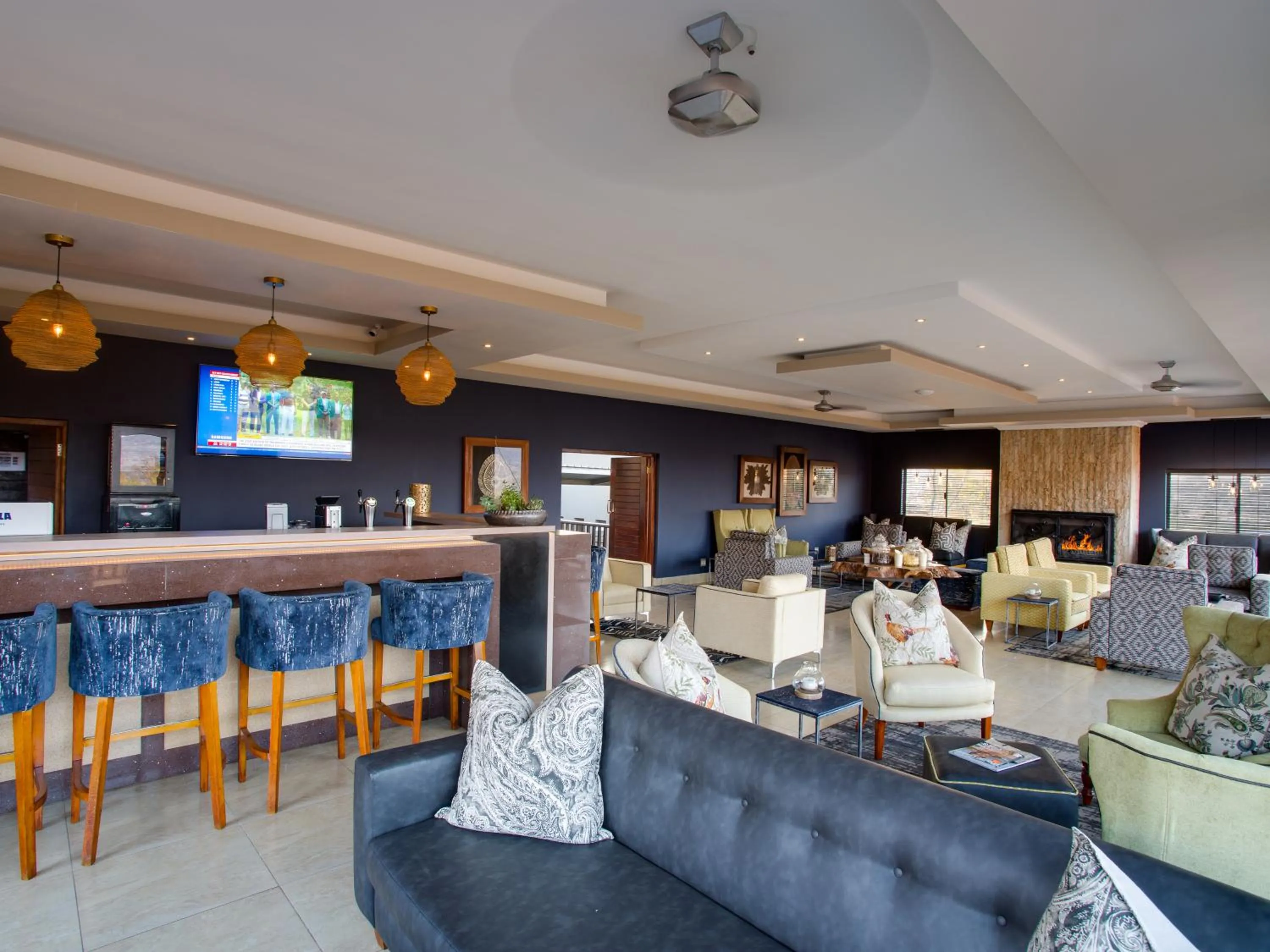 Lounge or bar in Shepherds Tree Game Reserve