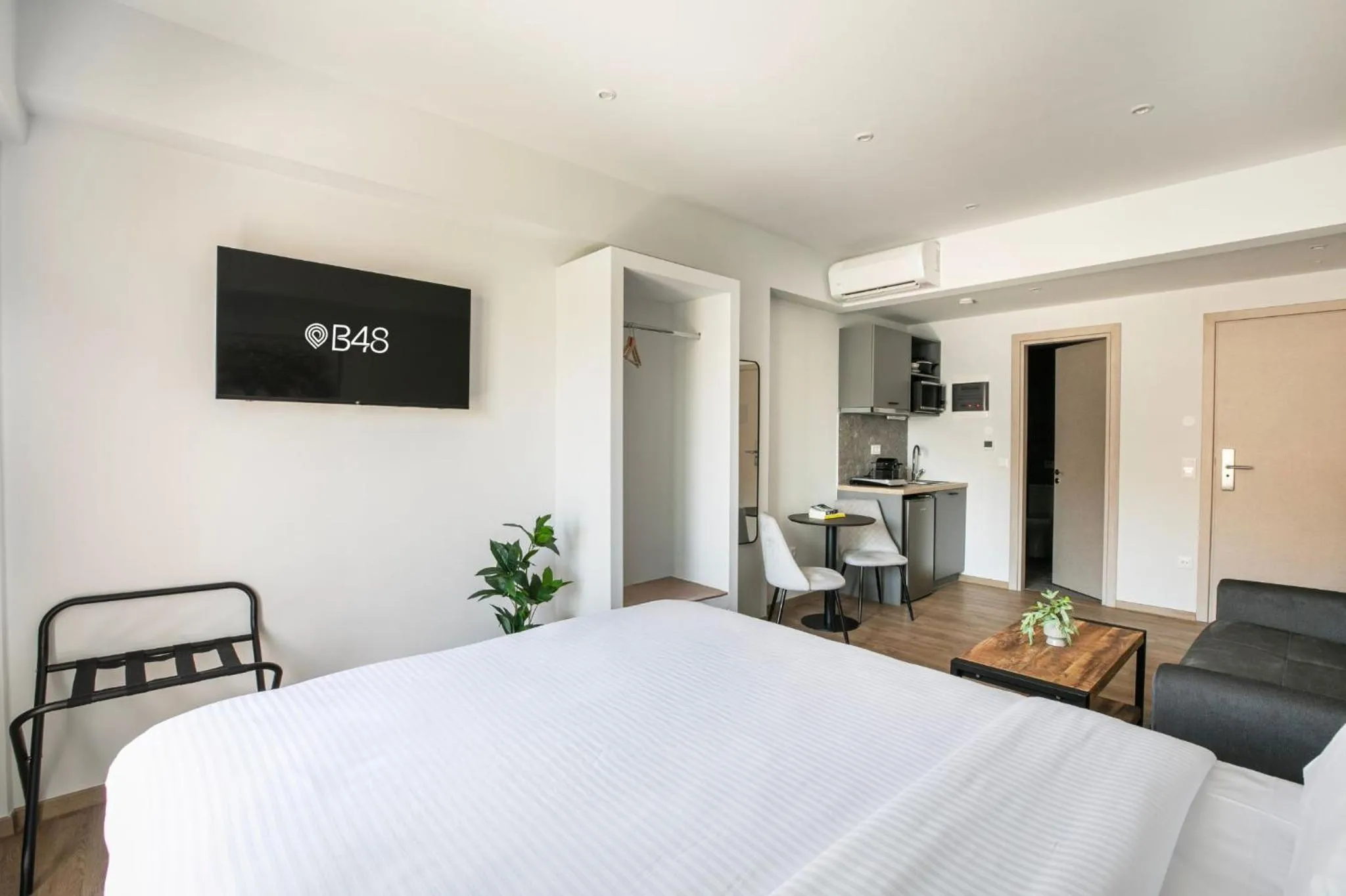 Photo of the whole room, Bed in B48 Athens Dafni