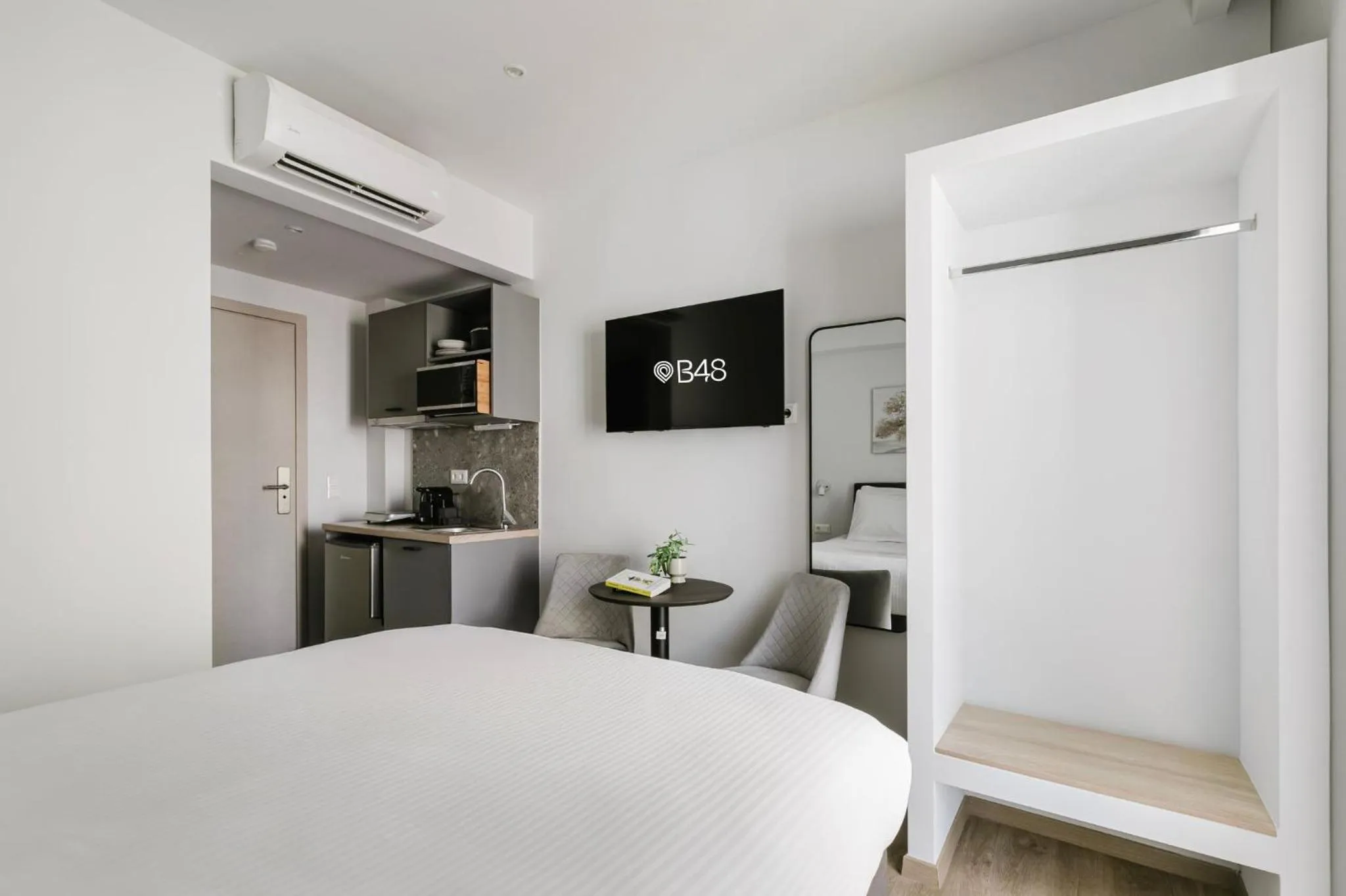 Photo of the whole room in B48 Athens Dafni