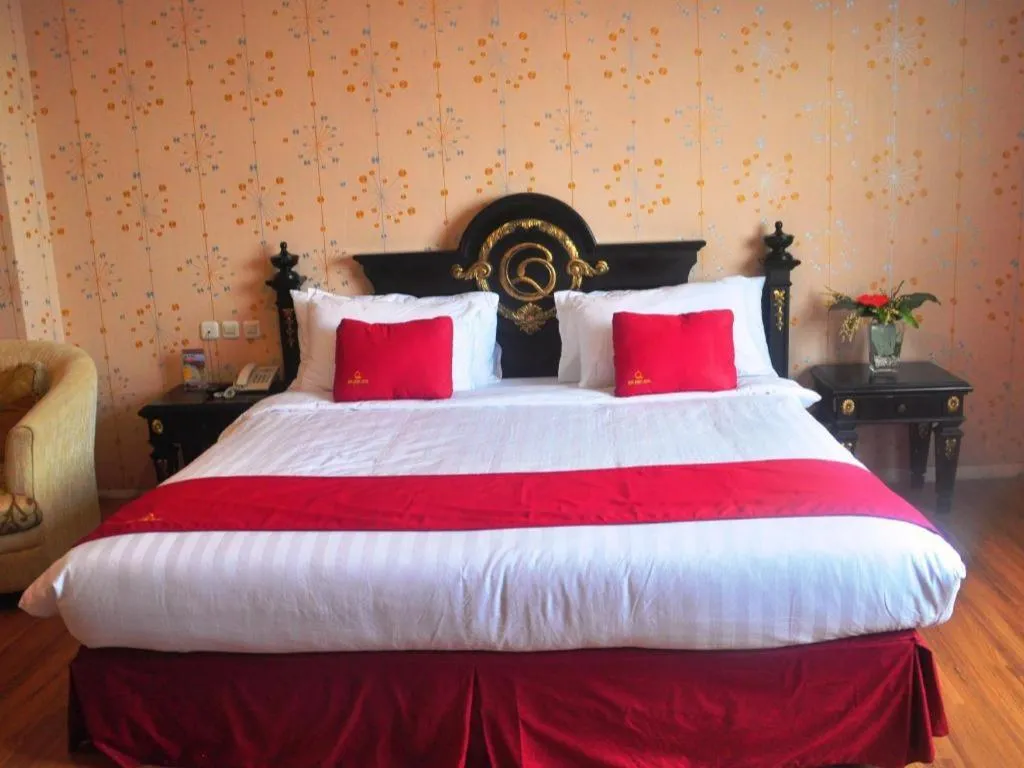 Bed in Quds Royal Hotel