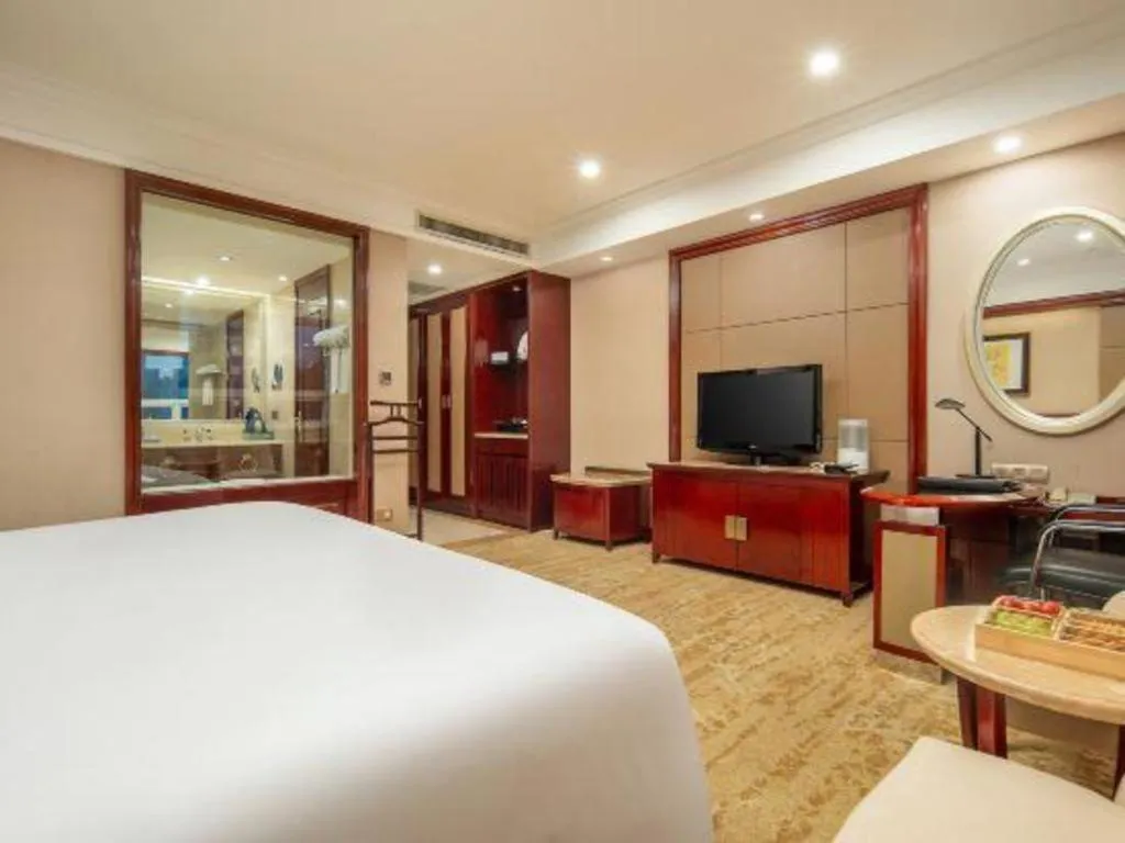 Bed in Chutian Guangdong International Hotel