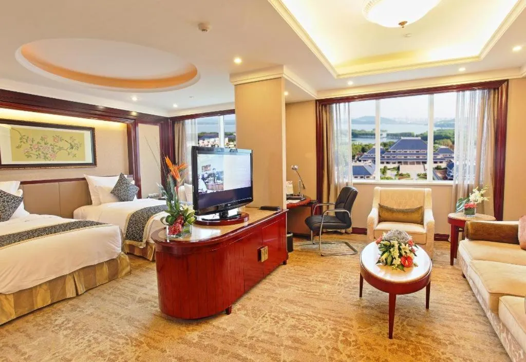 Bed in Chutian Guangdong International Hotel