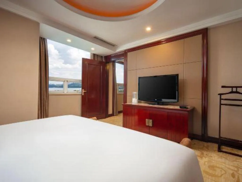 Bed in Chutian Guangdong International Hotel