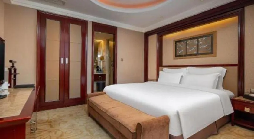 Bed in Chutian Guangdong International Hotel