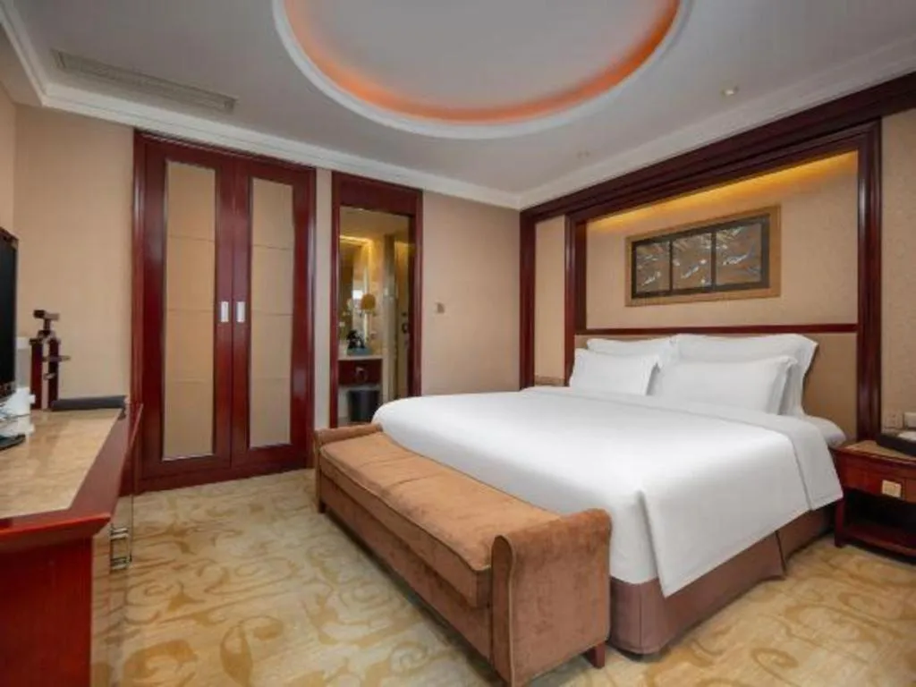 Bed in Chutian Guangdong International Hotel