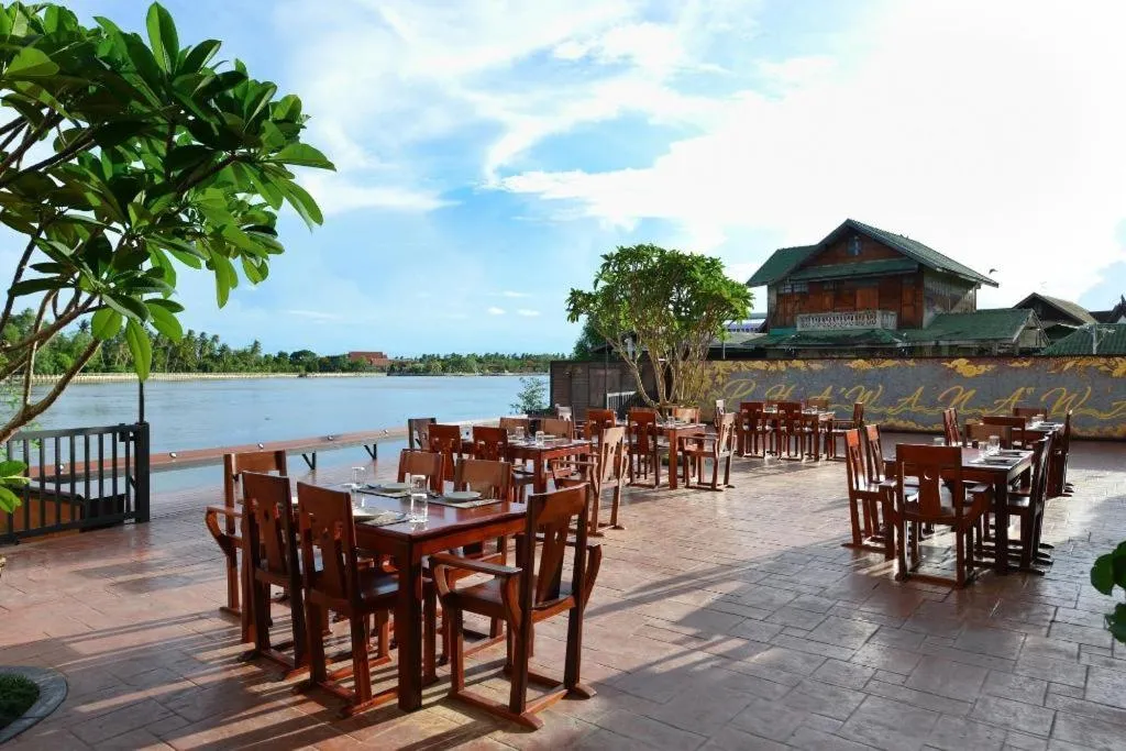 Amphawa Riverfront Hotel