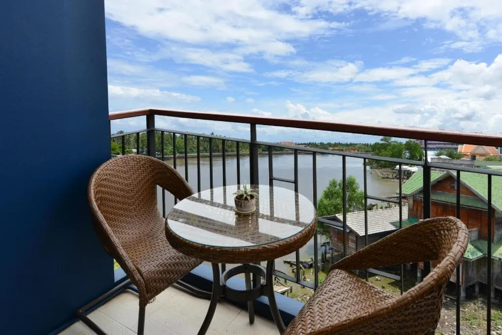 Amphawa Riverfront Hotel