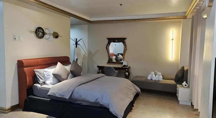 Bed in Clark Imperial Hotel