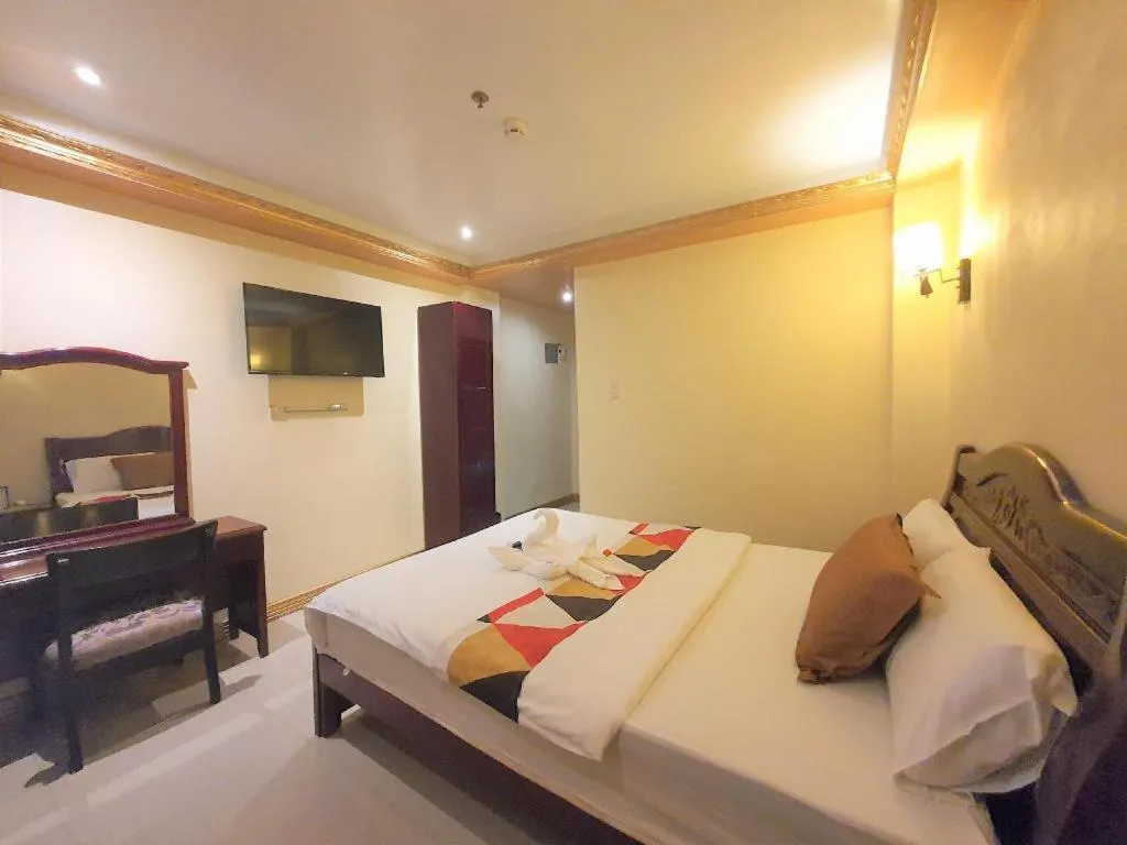 Bed in Clark Imperial Hotel