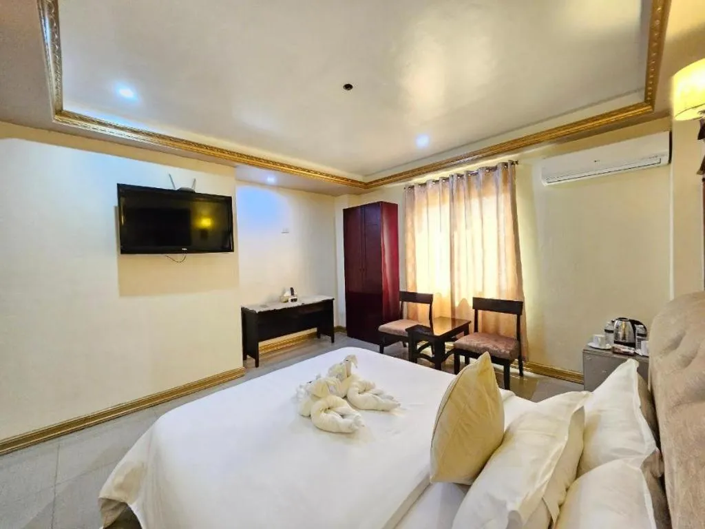 Bed in Clark Imperial Hotel