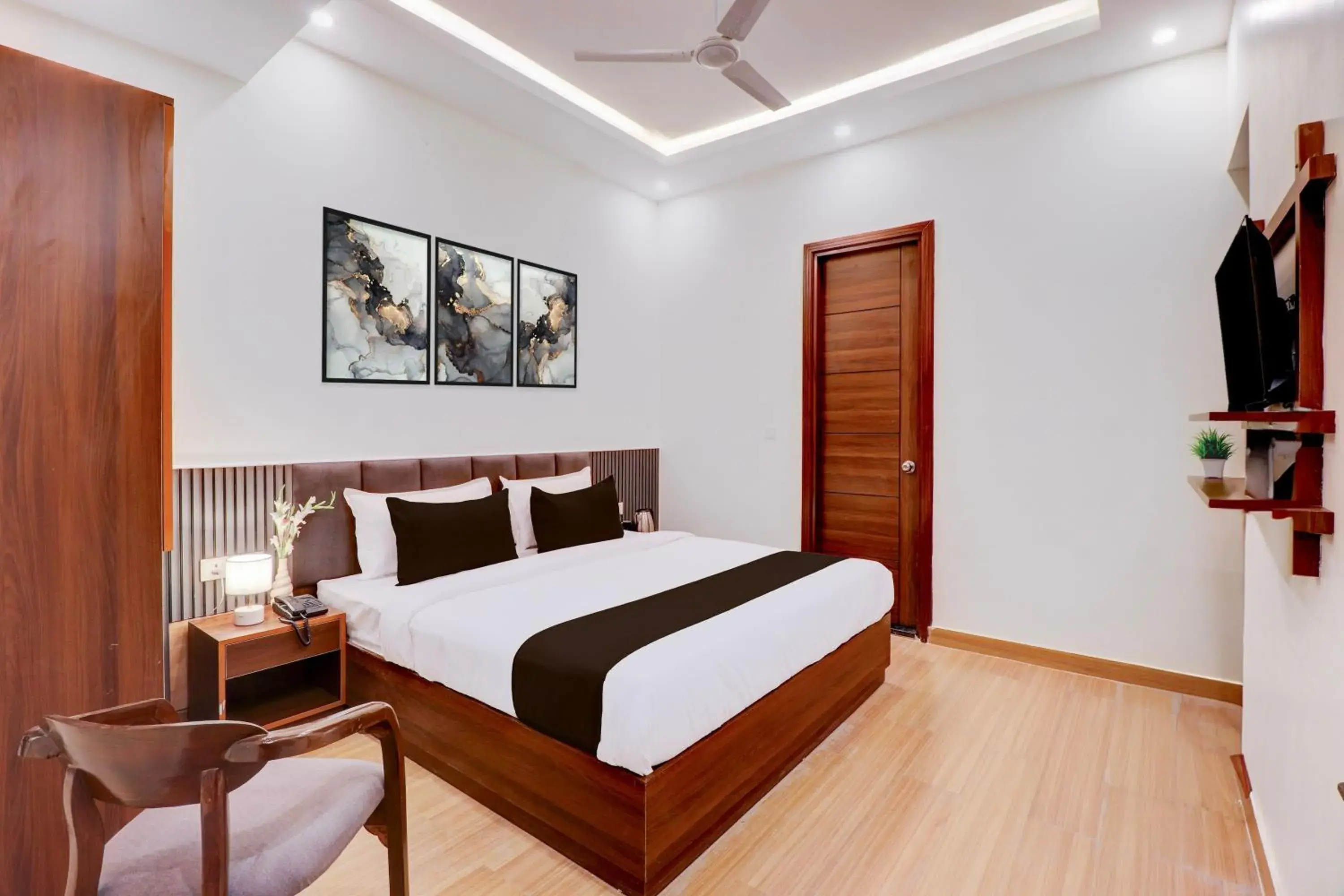 Deluxe Triple Room - single occupancy in Super Townhouse Oak FRI Dehradun Formerly Hotel EL Portrait Deluxe Triple Room - single occupancy in Super Townhouse Oak FRI Dehradun Formerly Hotel EL Portrait
