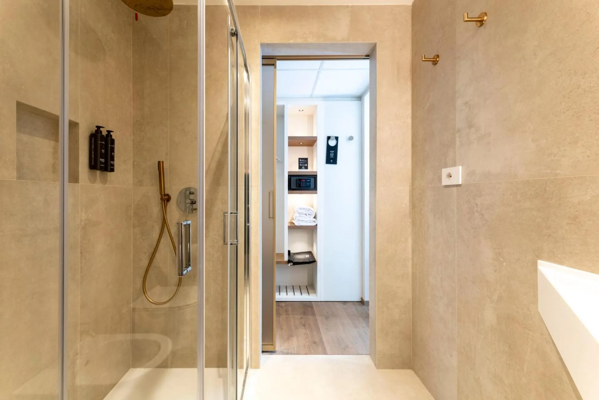 Bathroom in Hi Hotels Sirmione - Lakeview Pool