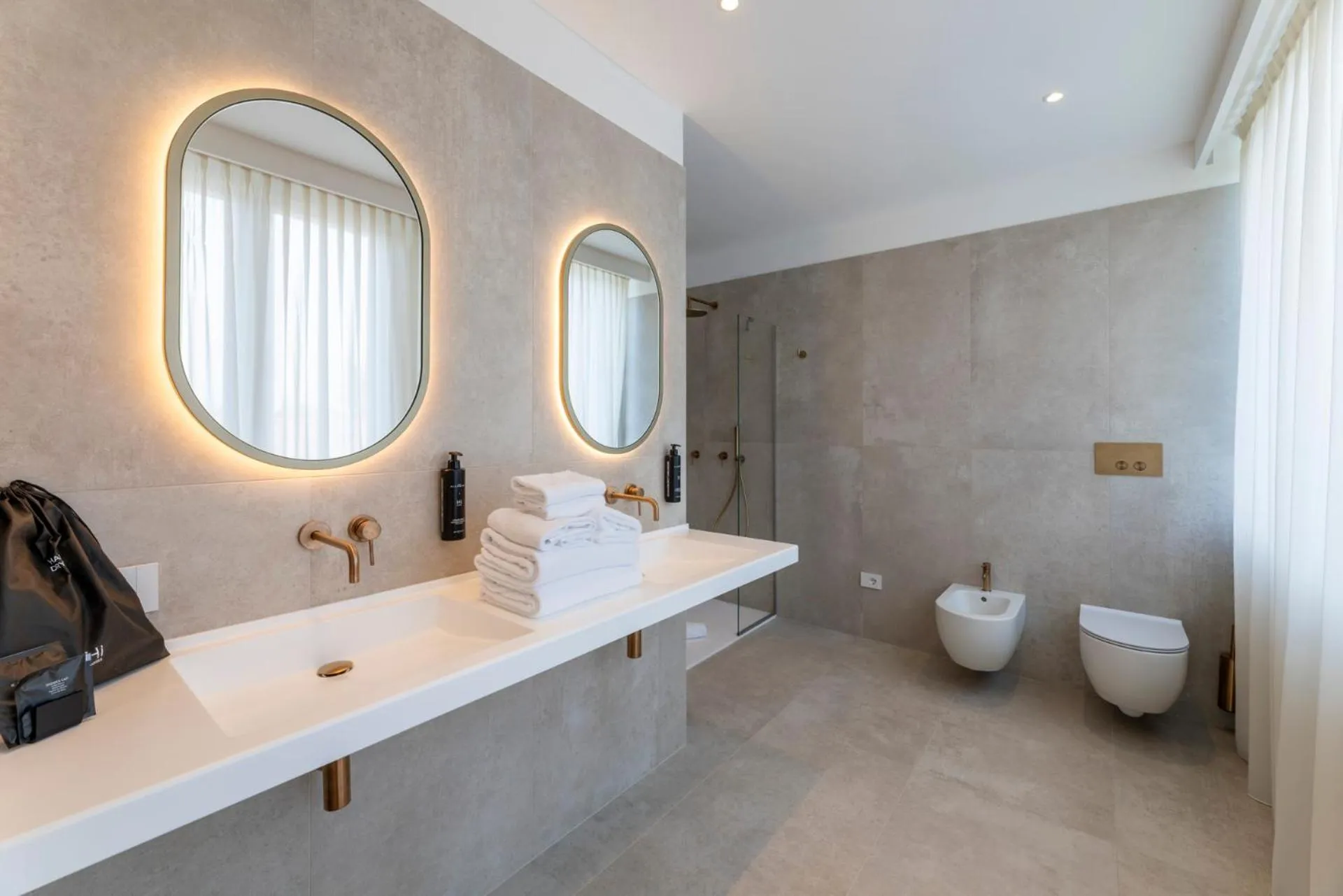 Bathroom in Hi Hotels Sirmione - Lakeview Pool