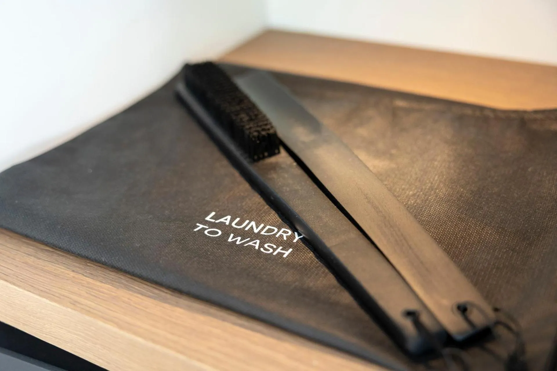 Text overlay in Hi Hotels Sirmione - Lakeview Pool