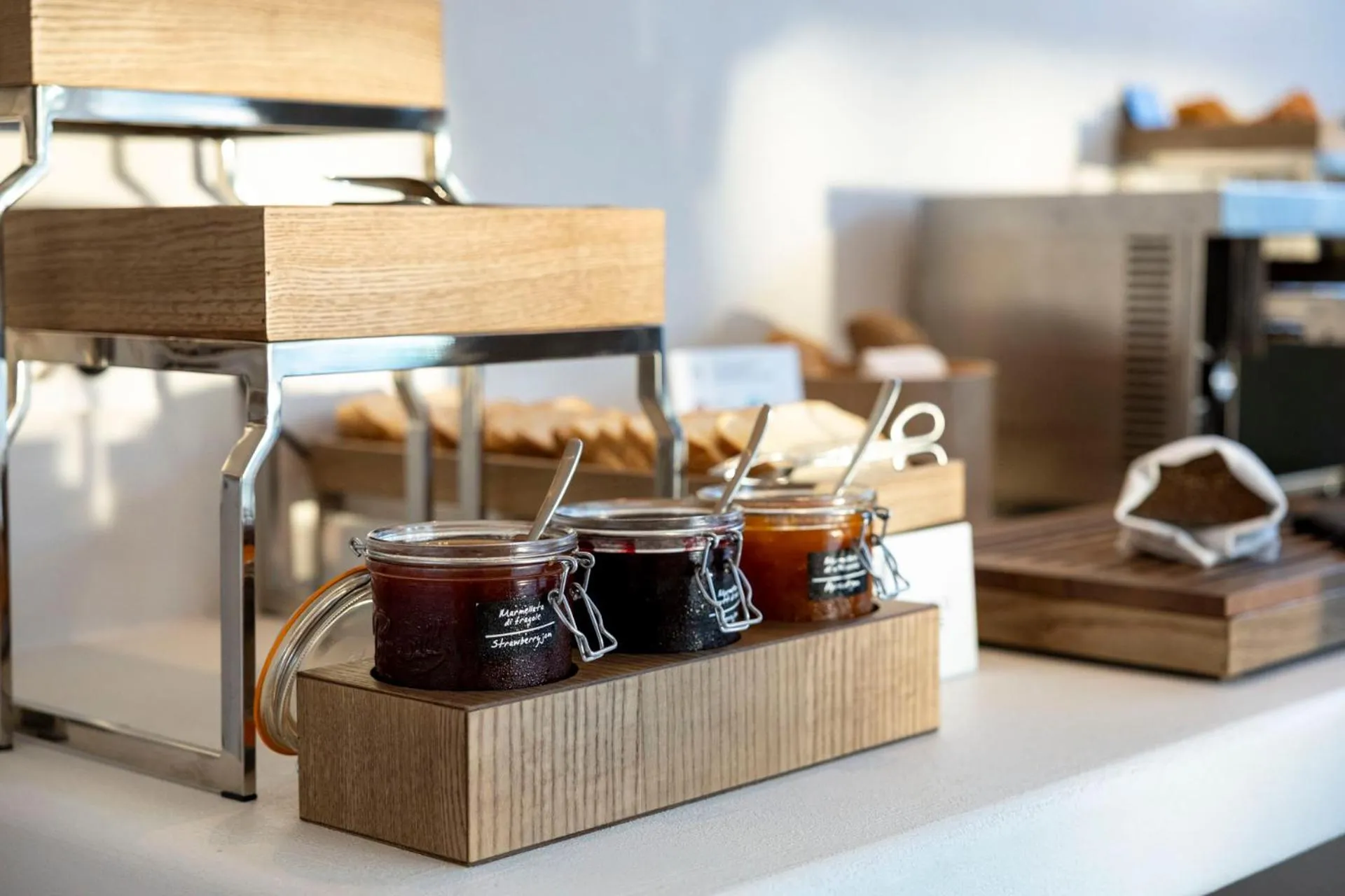 Food and drinks in Hi Hotels Sirmione - Lakeview Pool