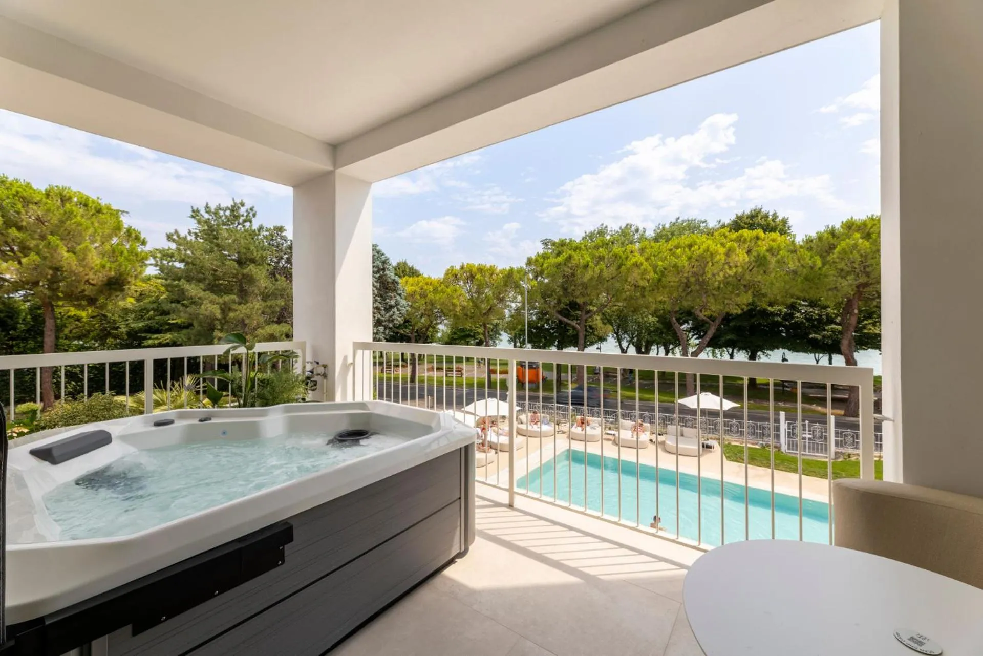 Hot Tub in Hi Hotels Sirmione - Lakeview Pool