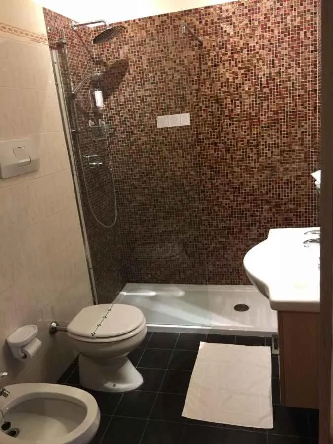 Shower in Hotel Suisse