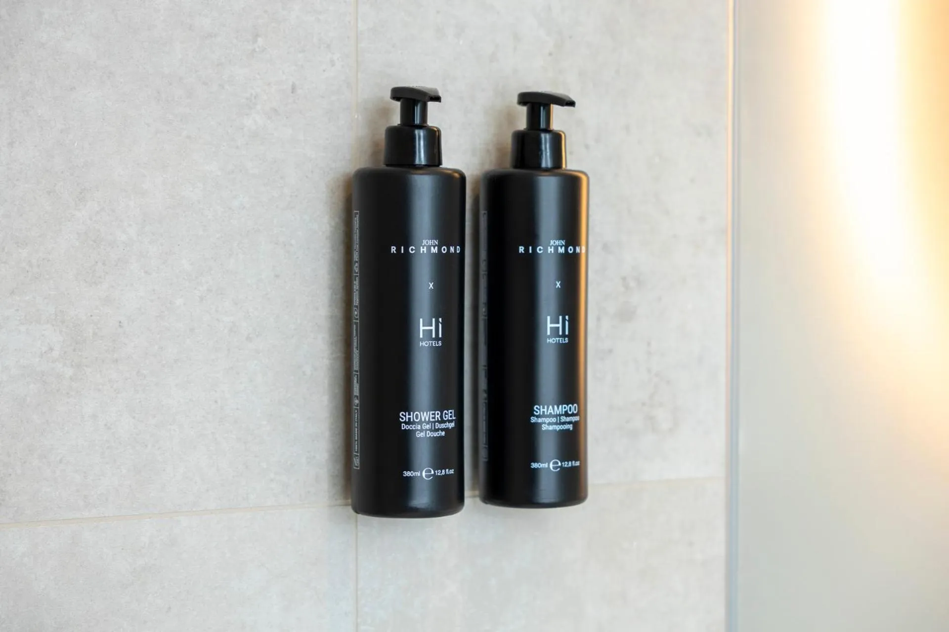 Bathroom in Hi Hotels Sirmione - Lakeview Pool