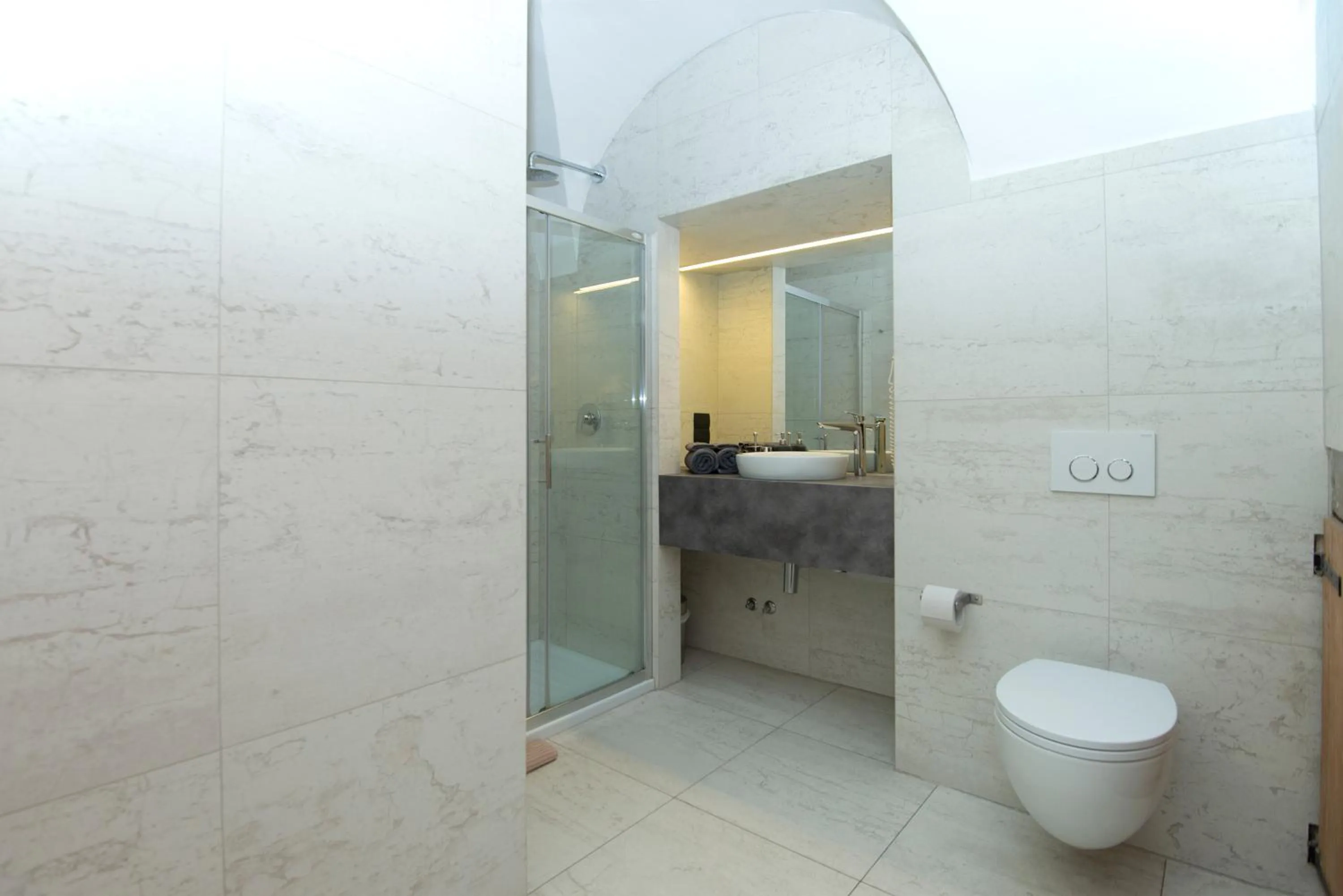 Shower in Zois Apartments