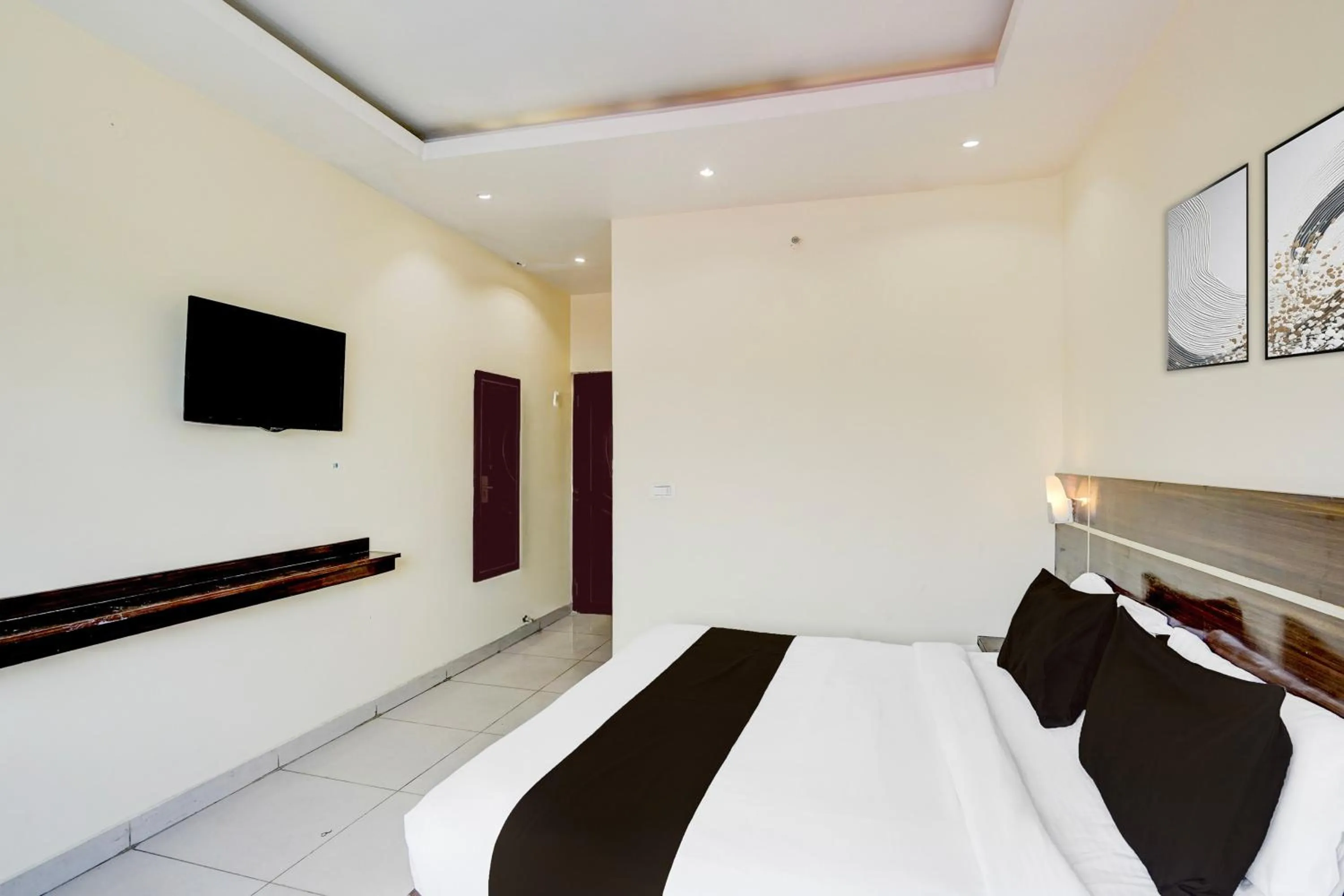 Bedroom, Bed in Super Collection O Railway Station Dehradun Formerly Hotel Narula