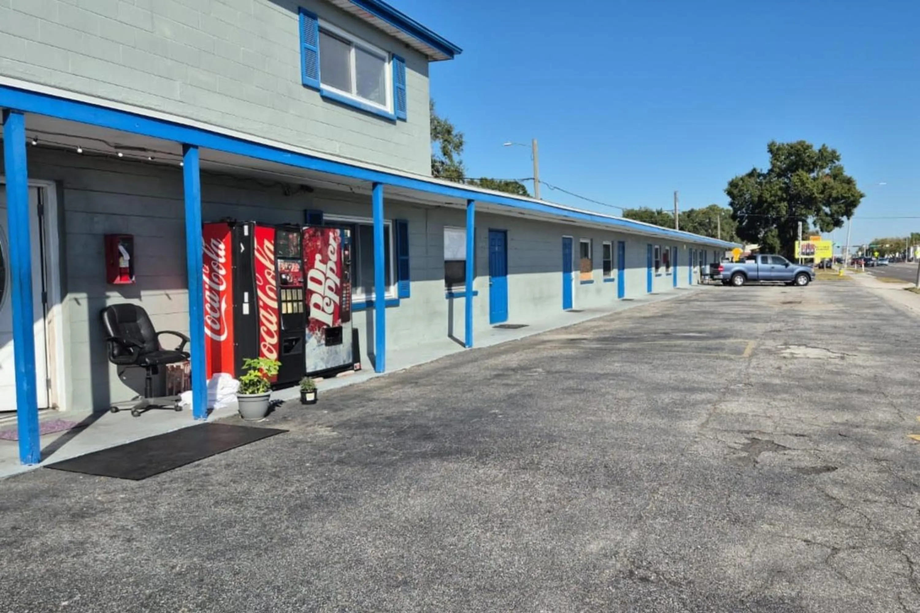 Property building in Base Motel By OYO South Tampa