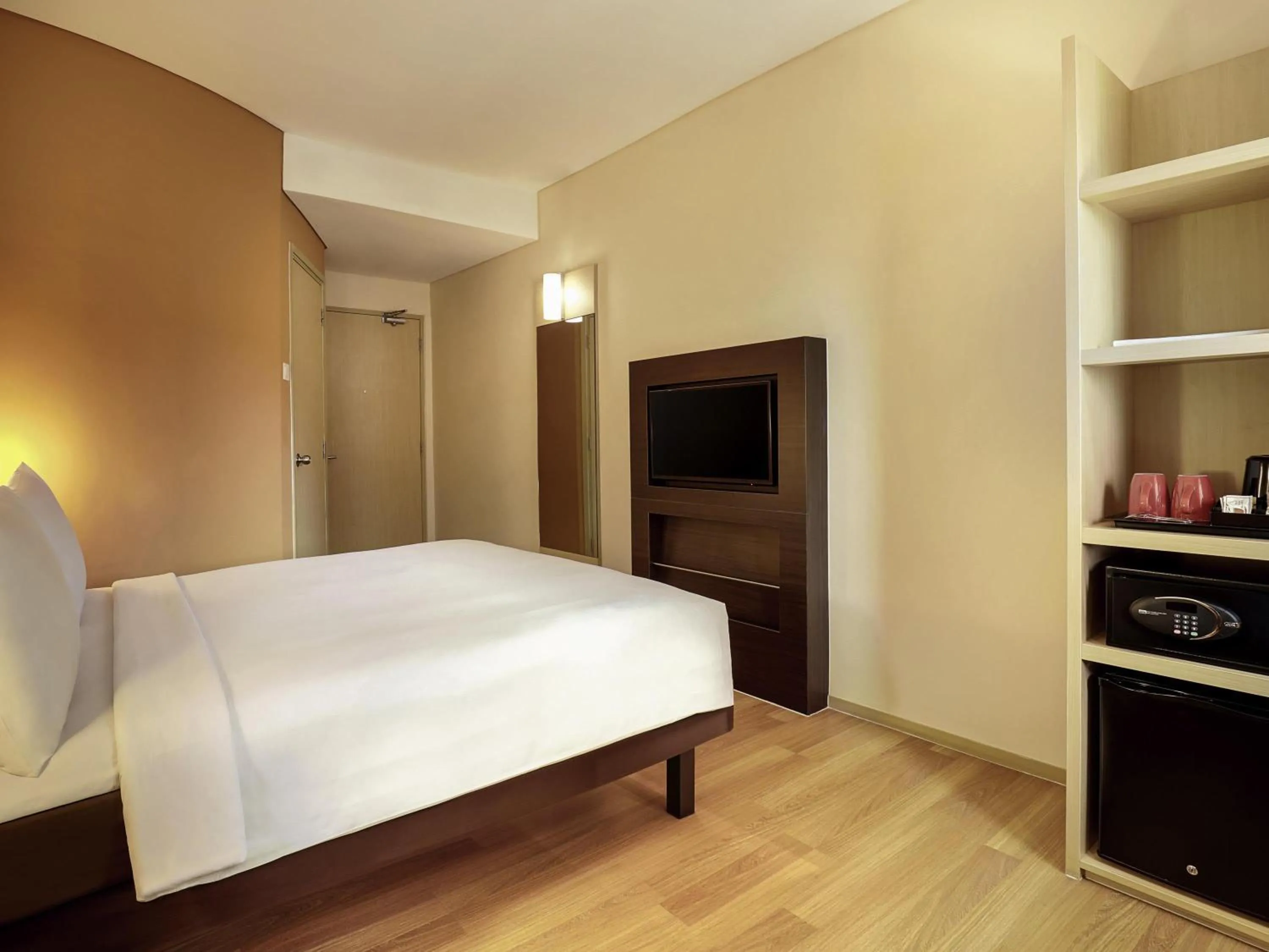 Bedroom, Bed in Ibis Jakarta Harmoni