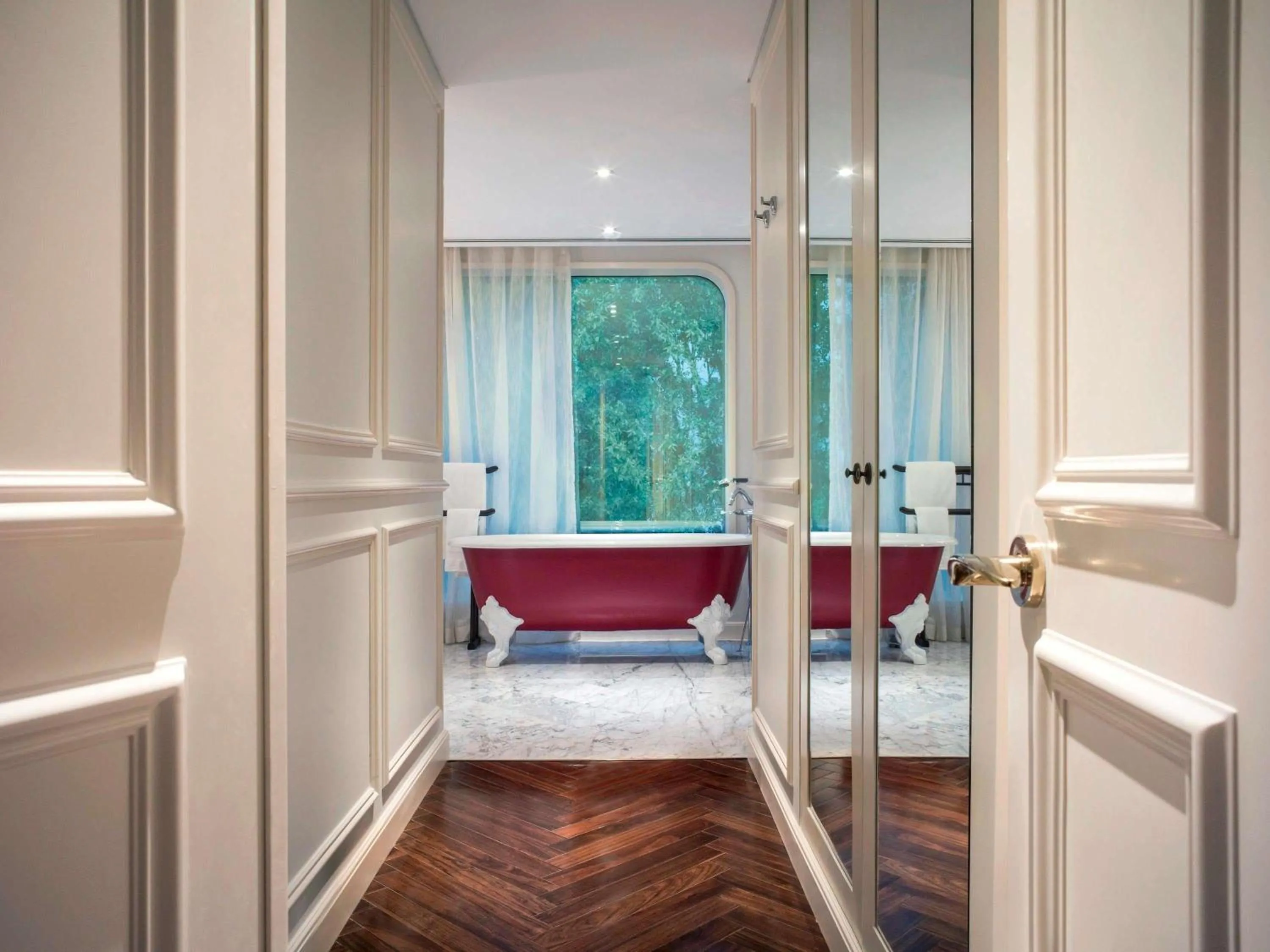 Bedroom in Hotel Des Arts Saigon Mgallery Collection