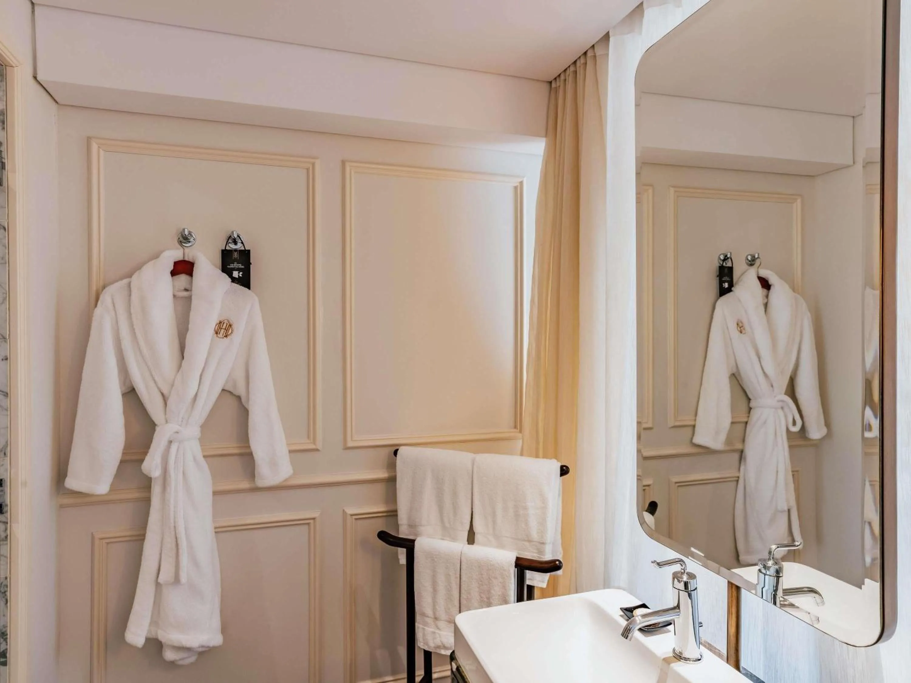 Bedroom in Hotel Des Arts Saigon Mgallery Collection