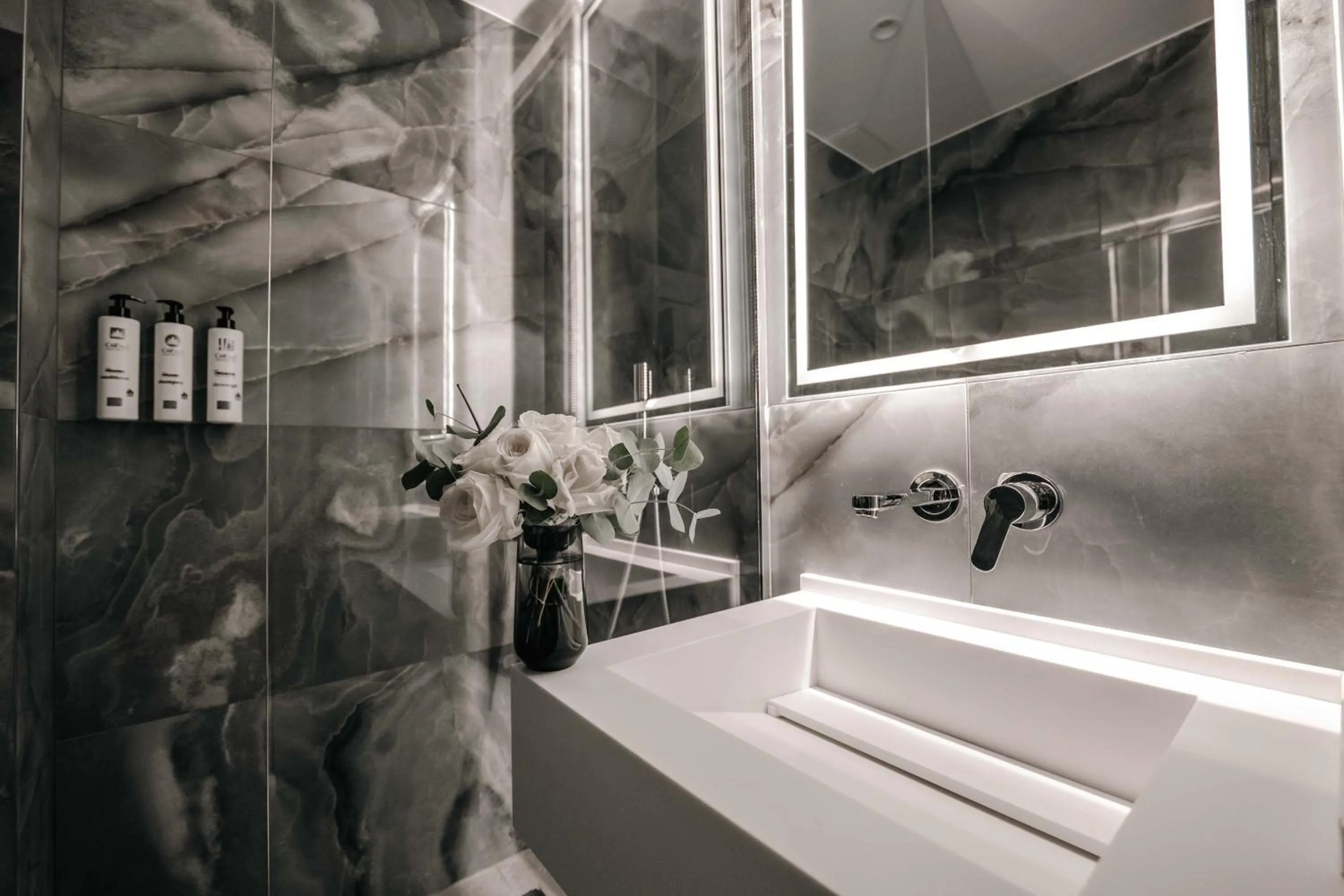 Shower in Boe Luxury Hotel