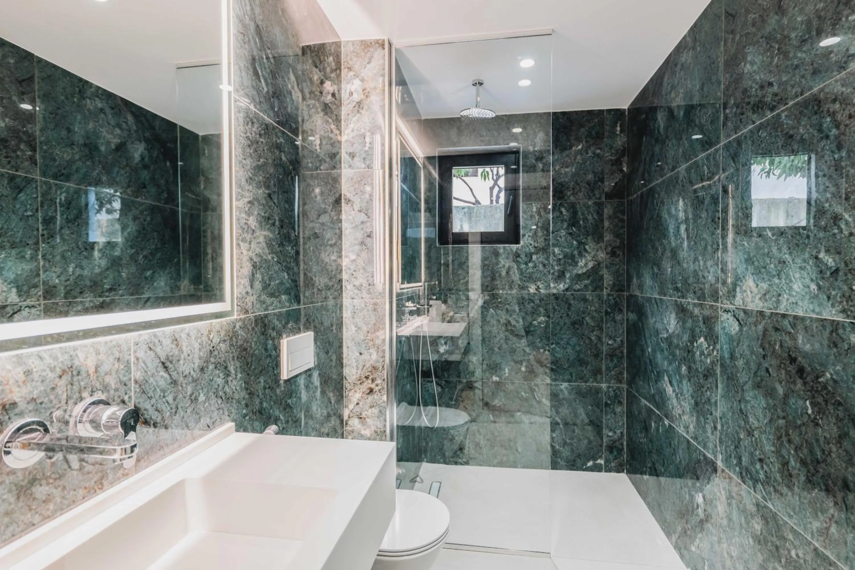 Shower in Boe Luxury Hotel