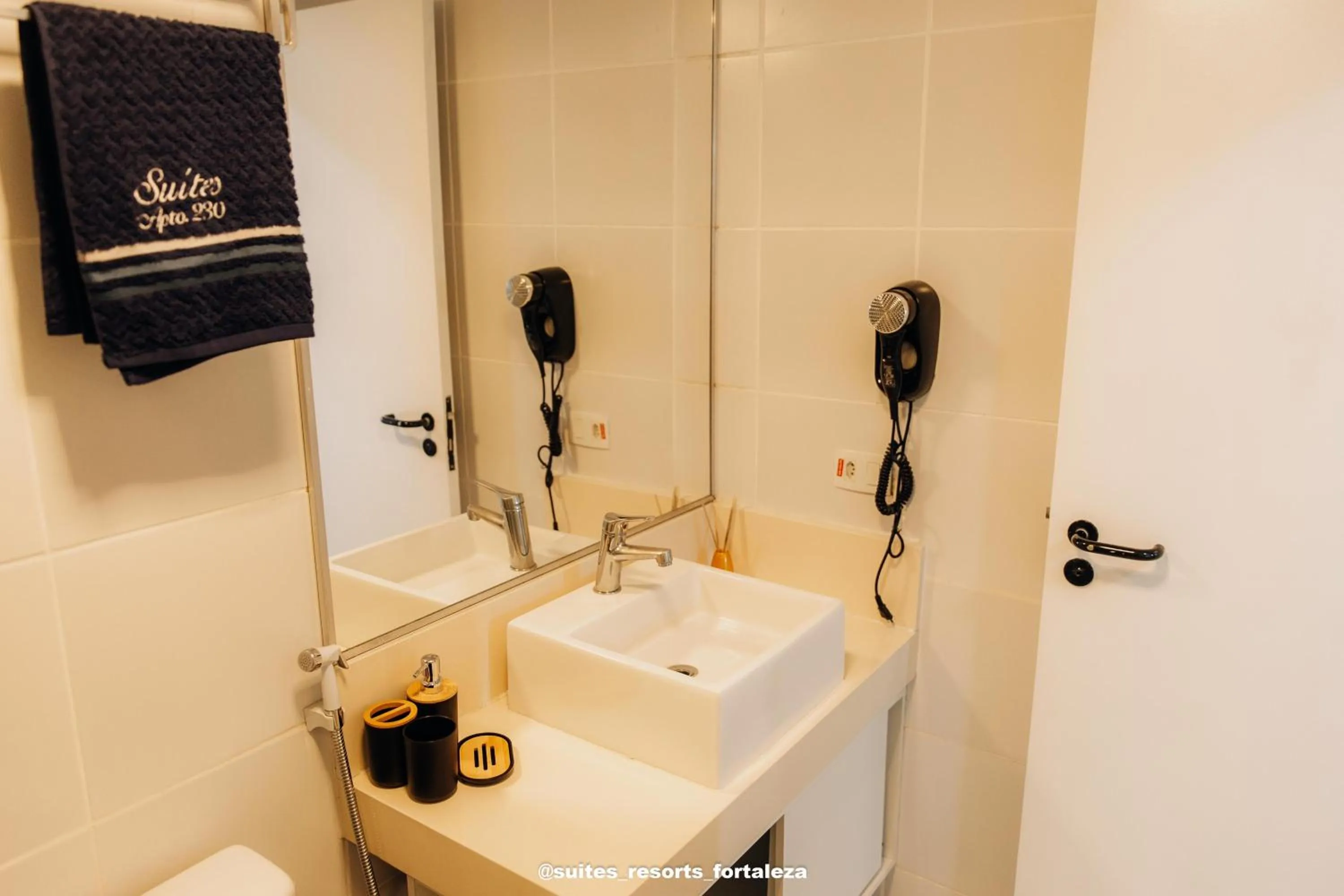 Bathroom in Apartamento - Pé na areia - Ao lado do parque aquático - Administrado por Anfitrião