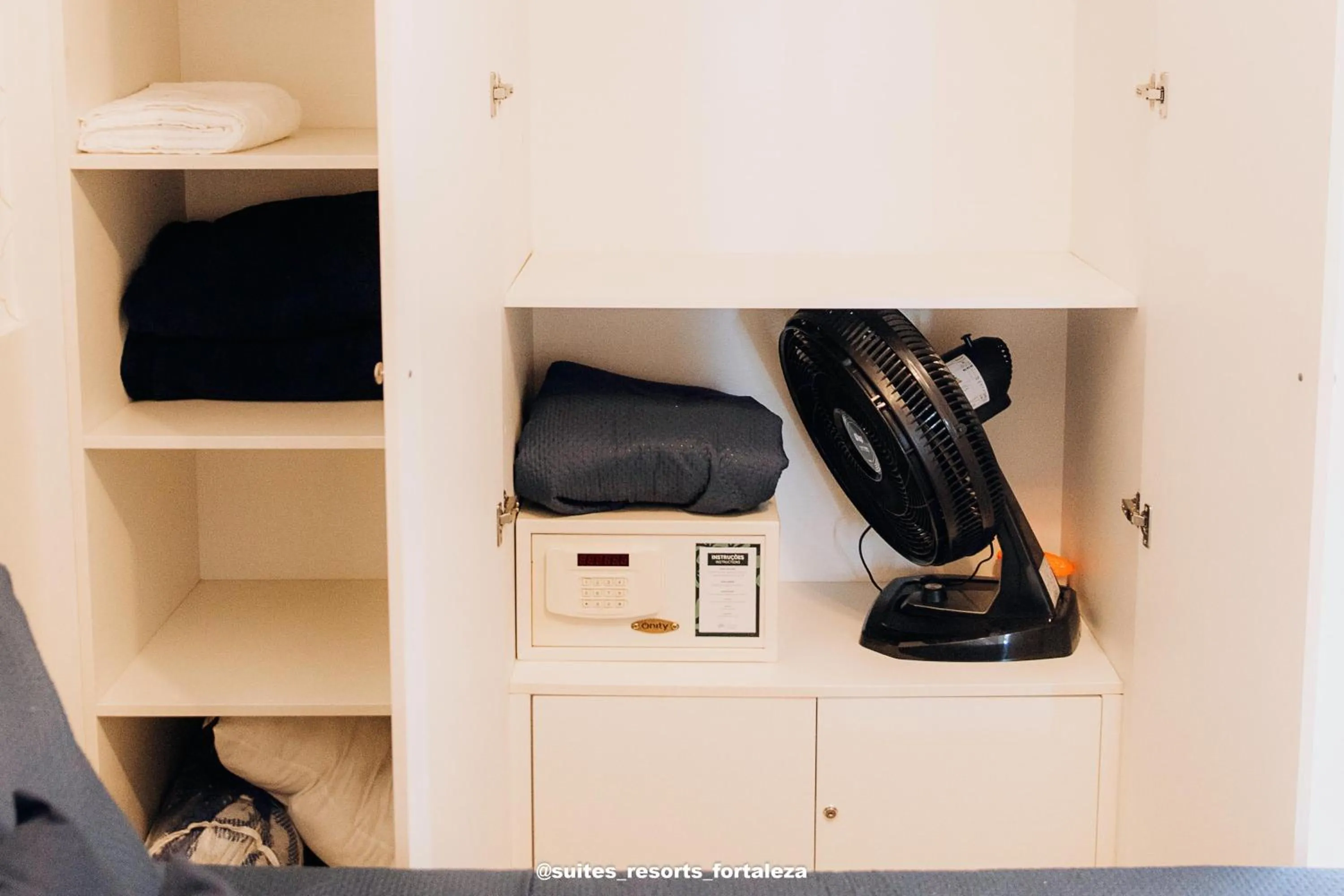 wardrobe in Apartamento - Pé na areia - Ao lado do parque aquático - Administrado por Anfitrião