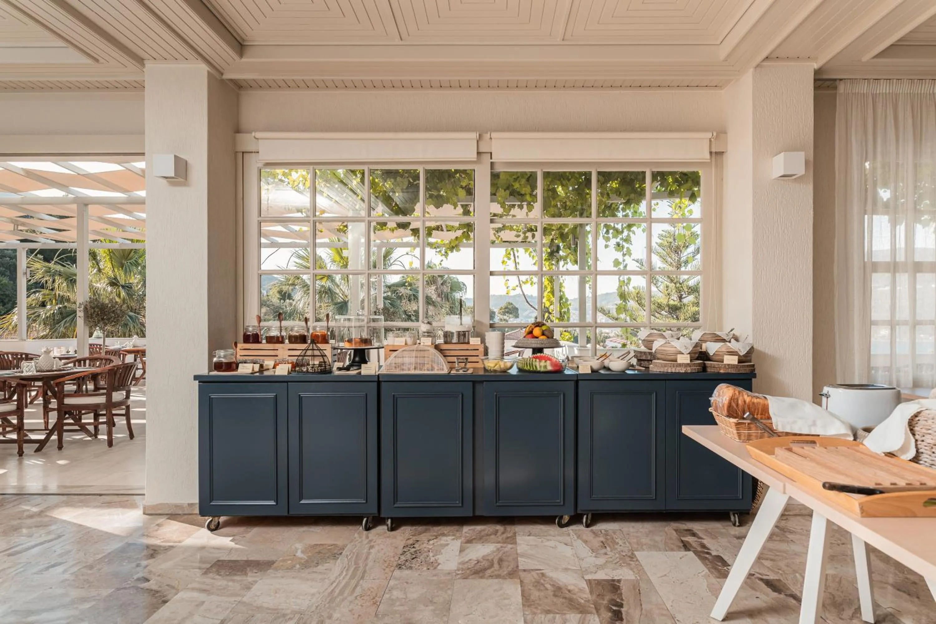 Restaurant/places to eat in Ino Hotel & Suites