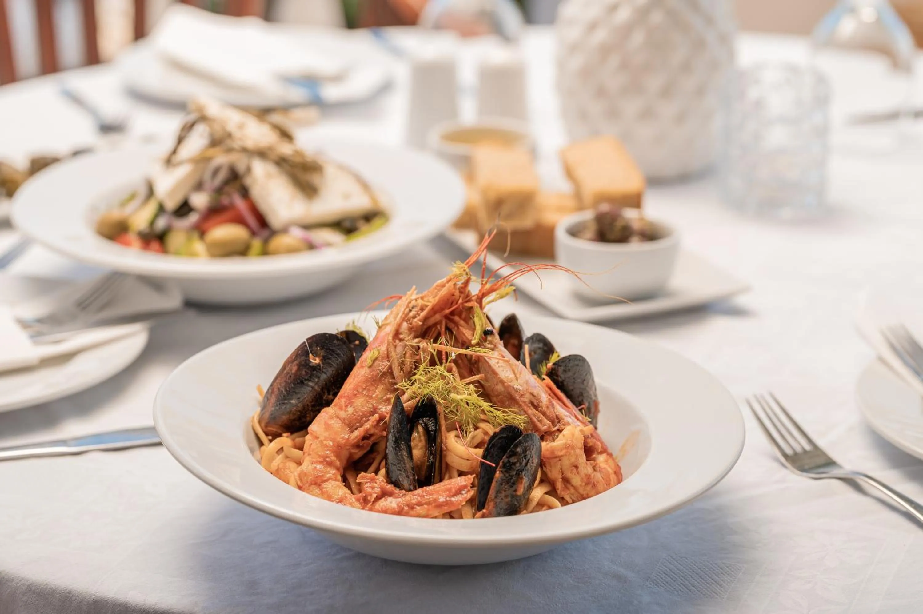 Restaurant/places to eat in Ino Hotel & Suites