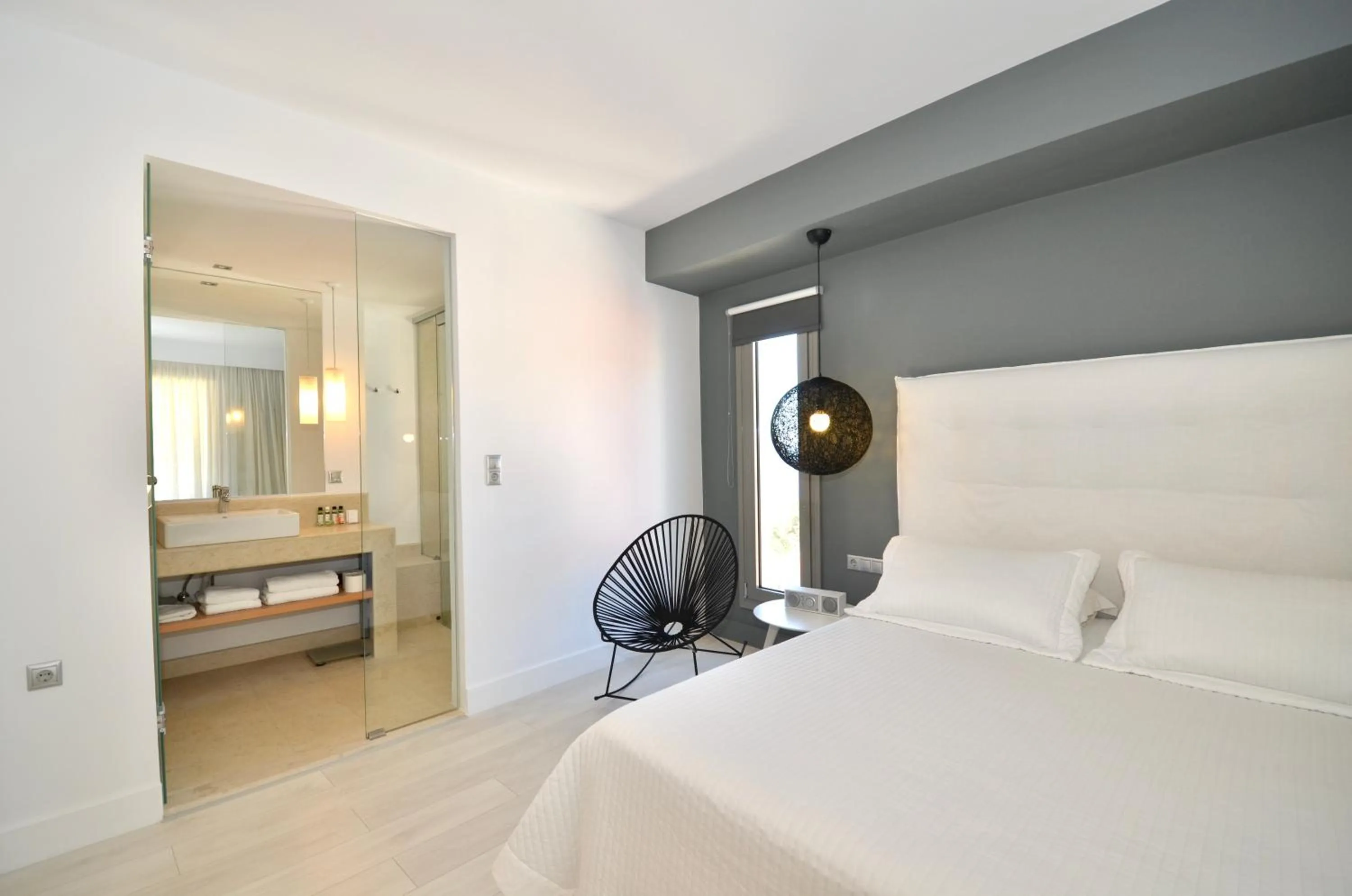 Bathroom, Bed in Ino Hotel & Suites