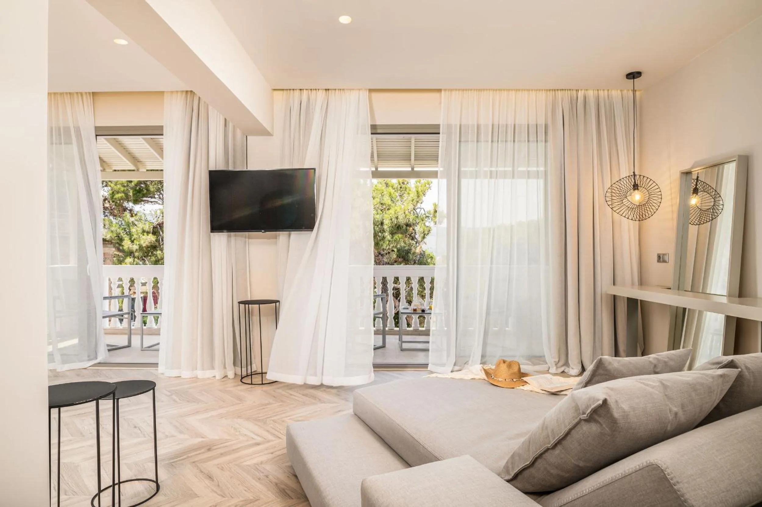 TV and multimedia in Ino Hotel & Suites