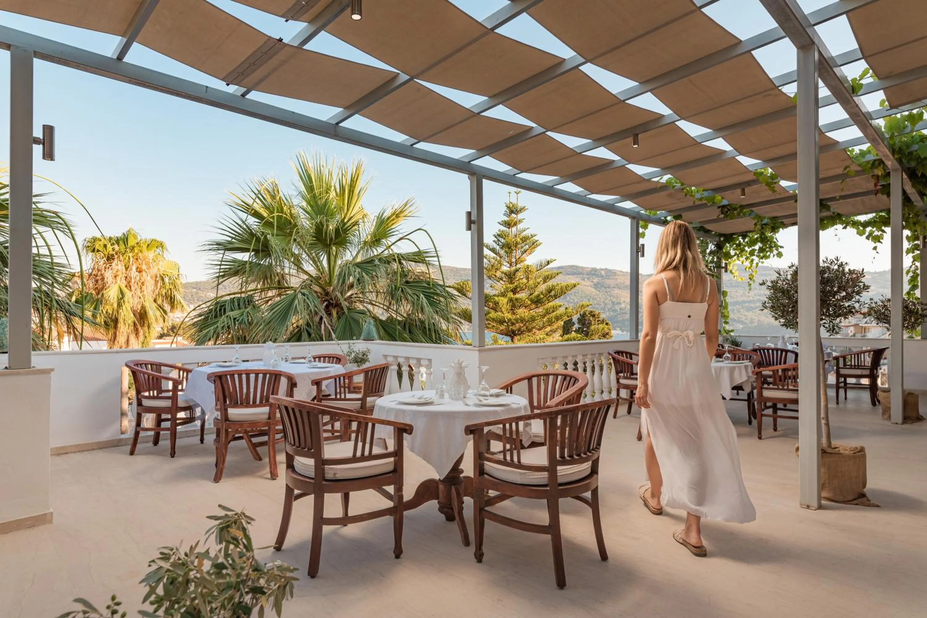 Restaurant/places to eat in Ino Hotel & Suites