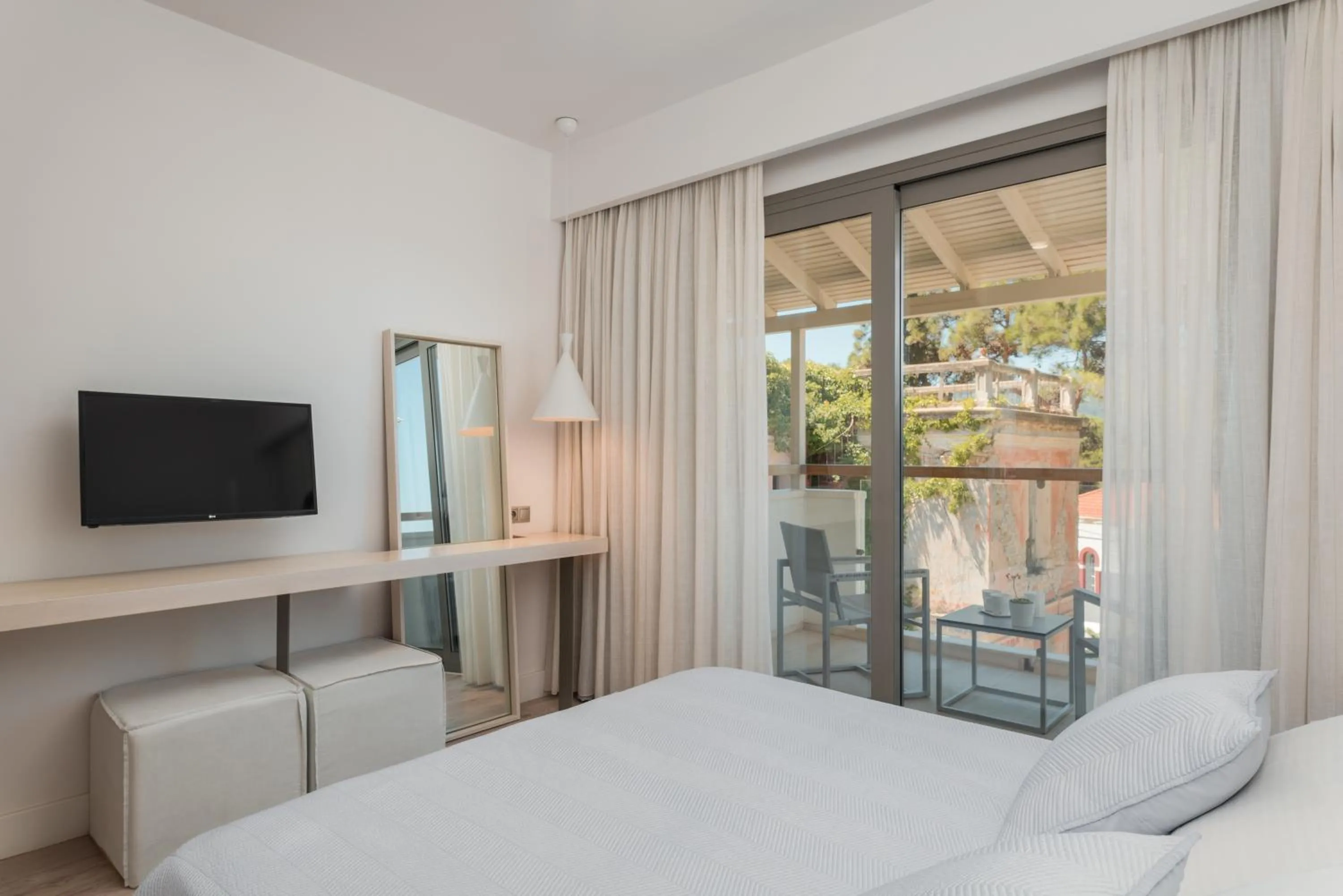 TV and multimedia, Bed in Ino Hotel & Suites